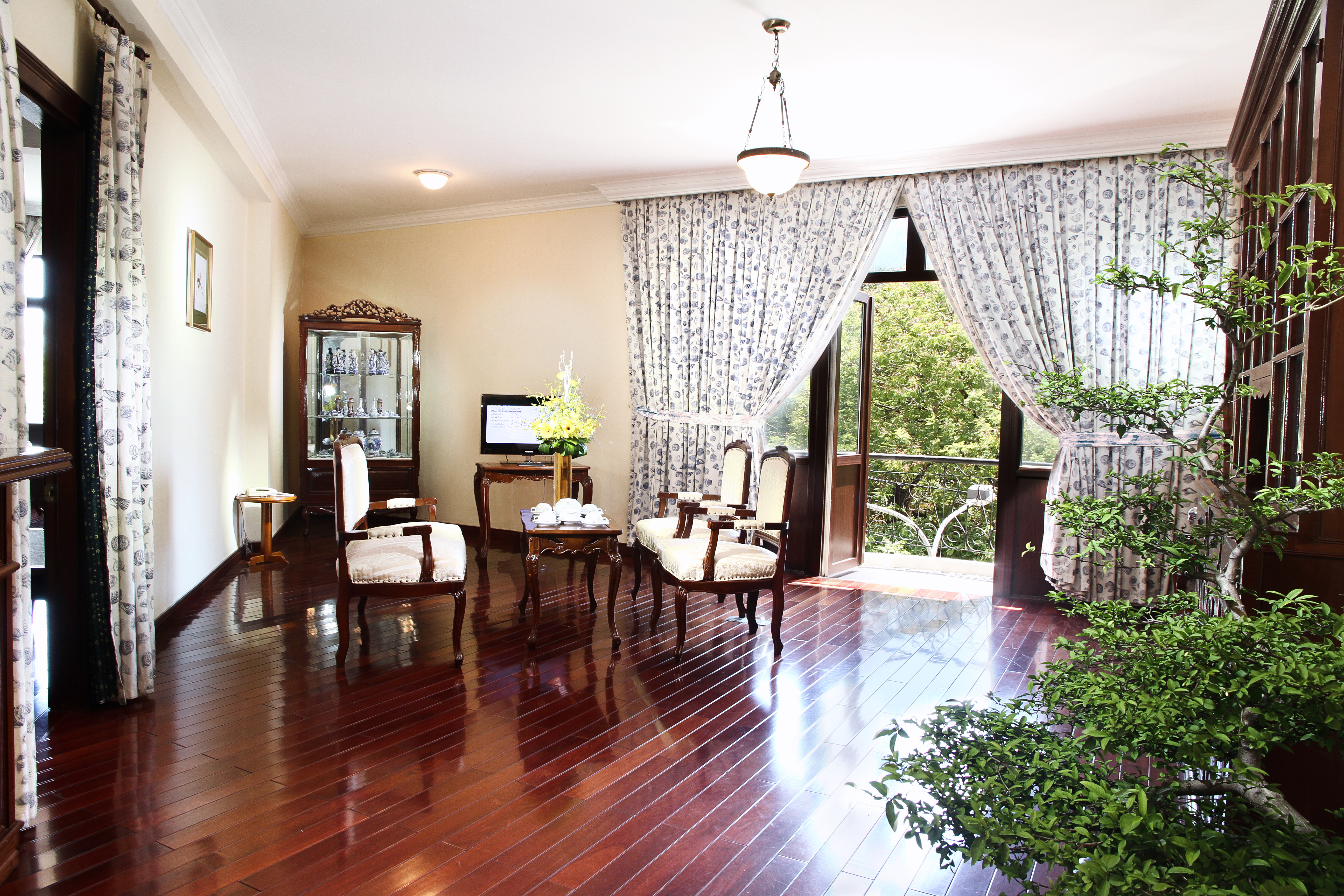 Suite City View King Bed