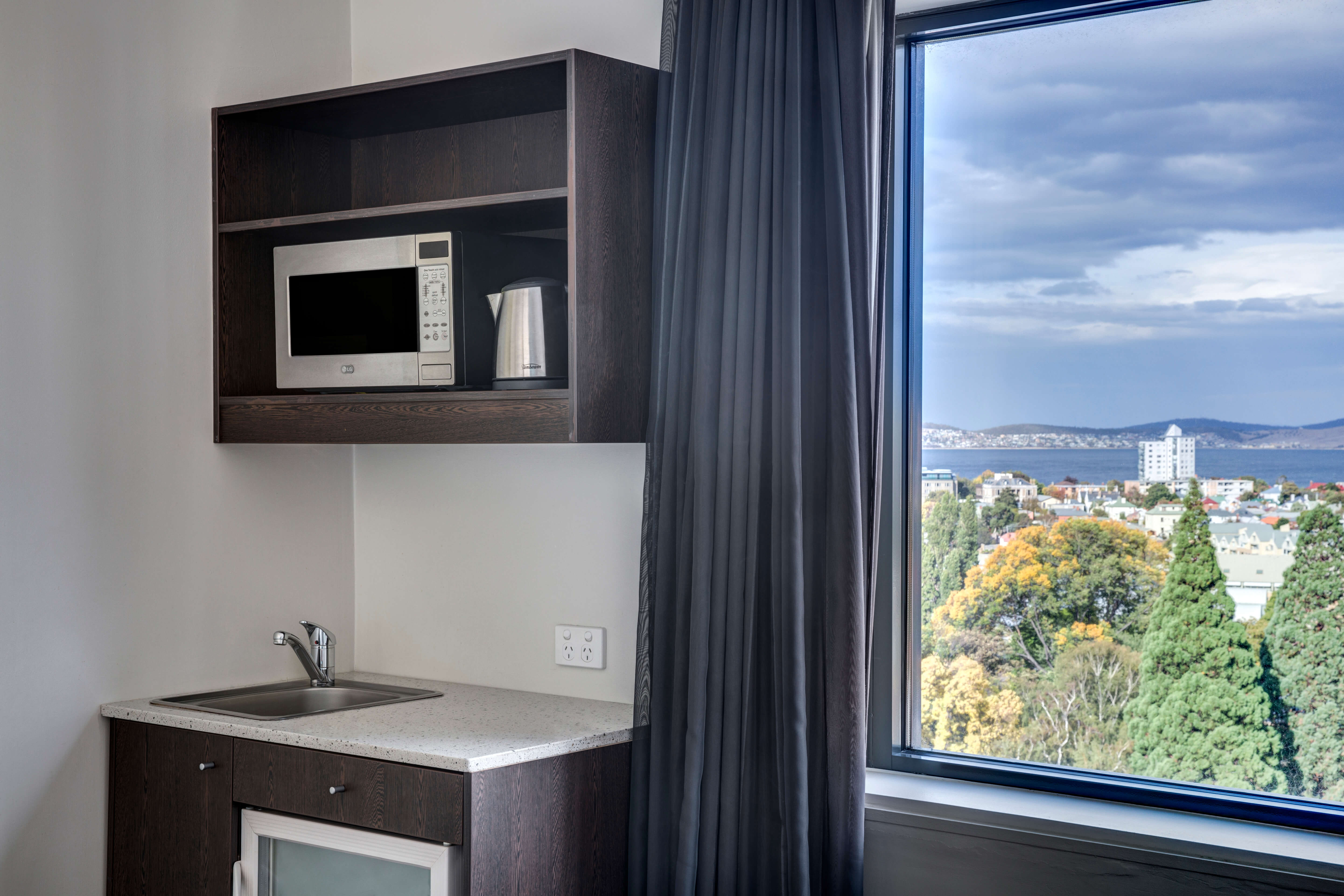 Double City View Queen Bed