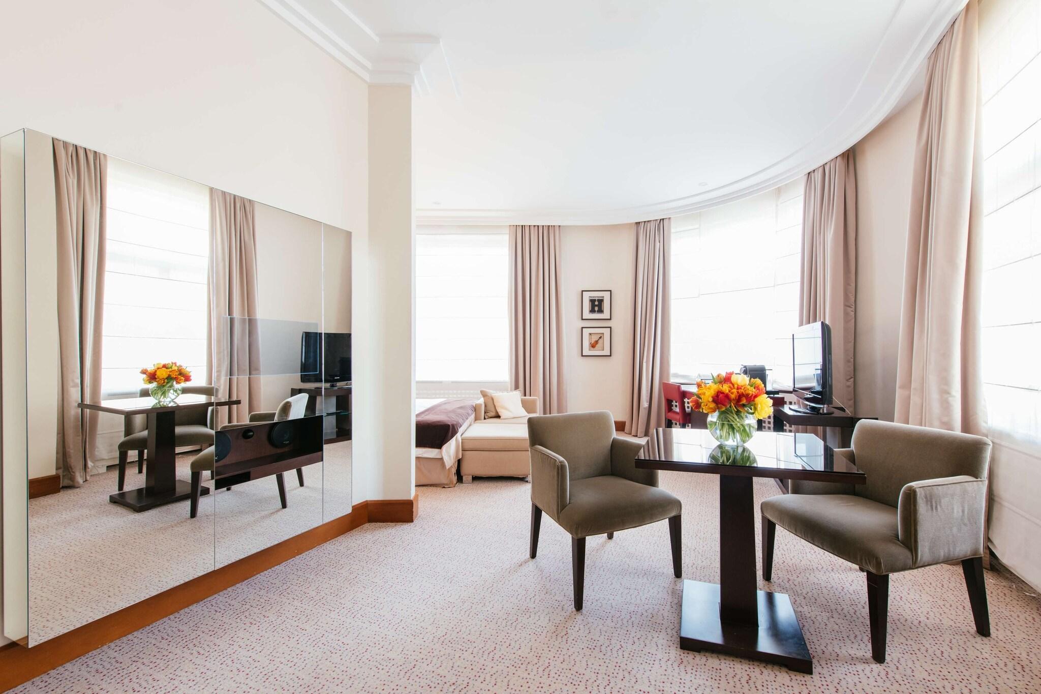 Junior Suite City View King Bed