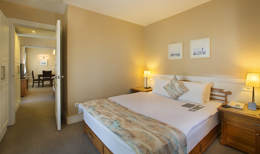 Triple Deluxe King Bed