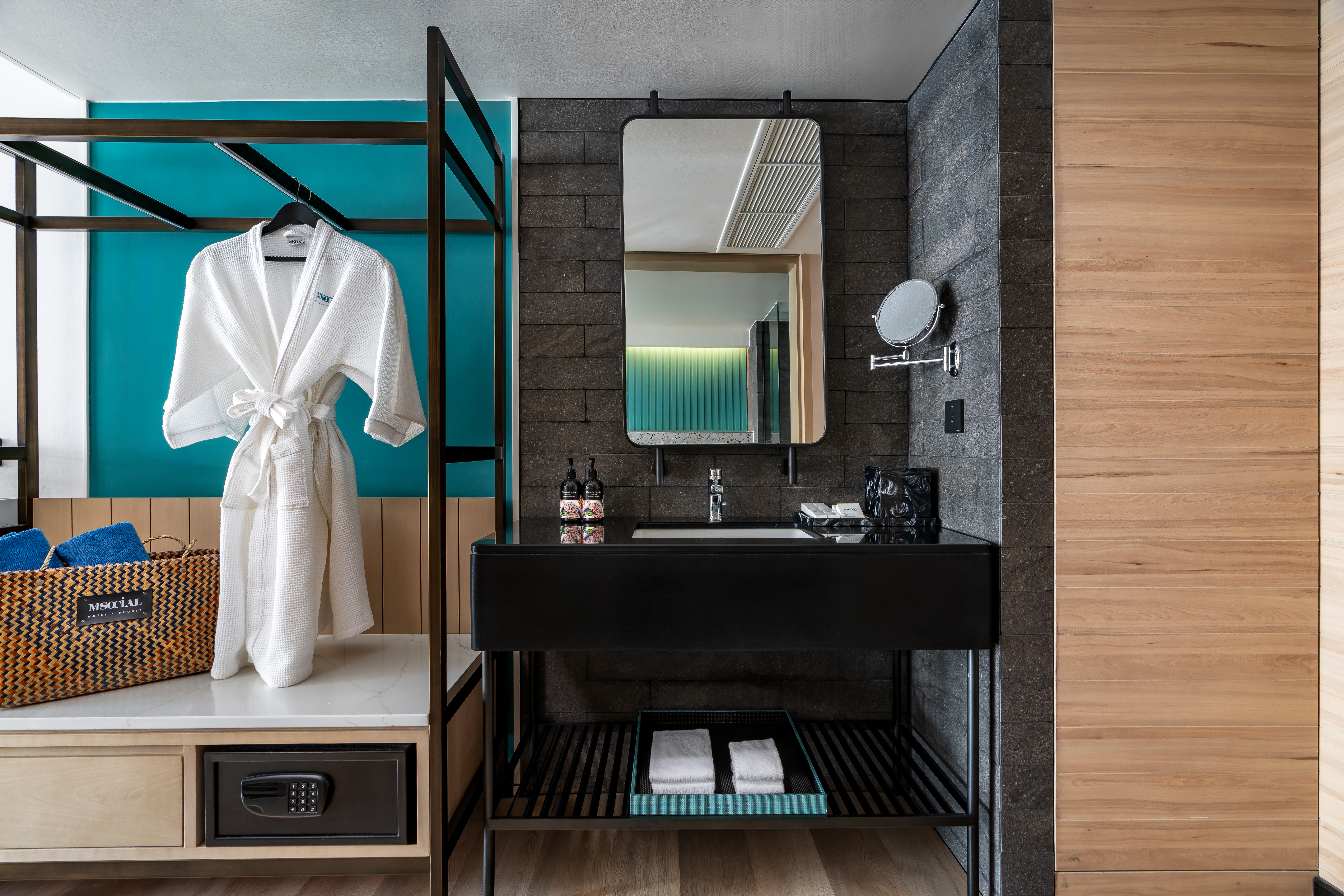 Double King Bed with Jacuzzi