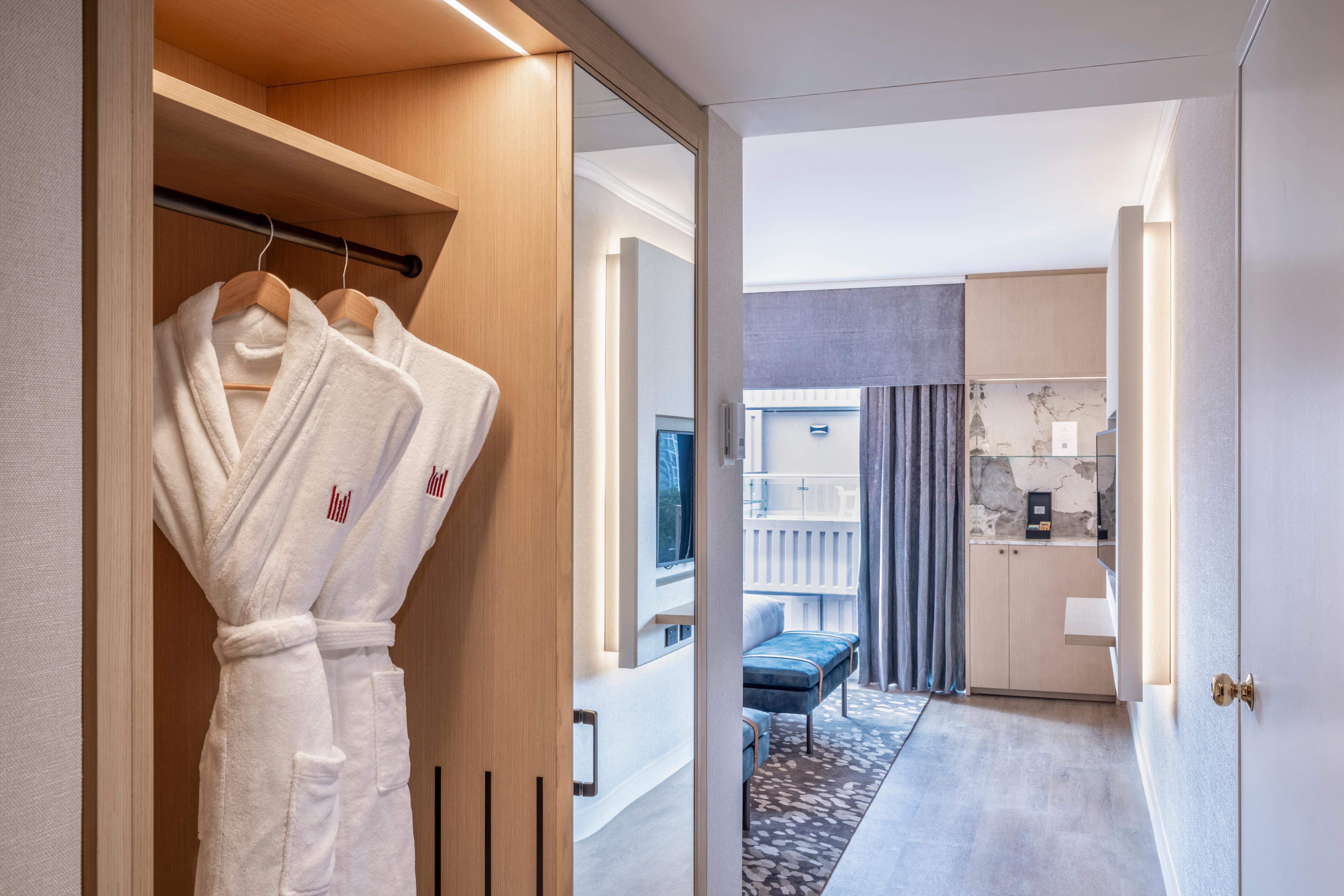 Twin Club Two Queen Beds