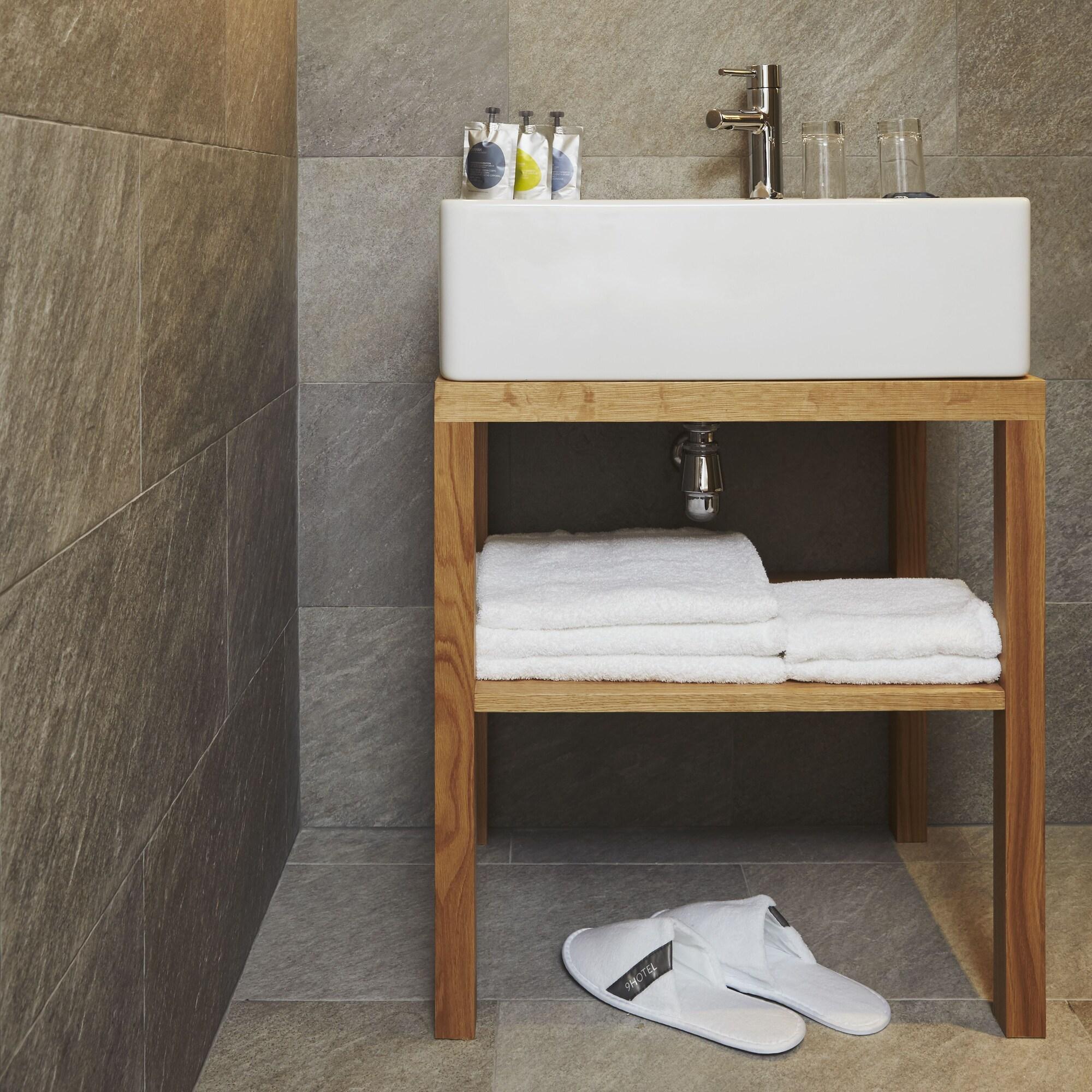 Double Executive Queen Bed