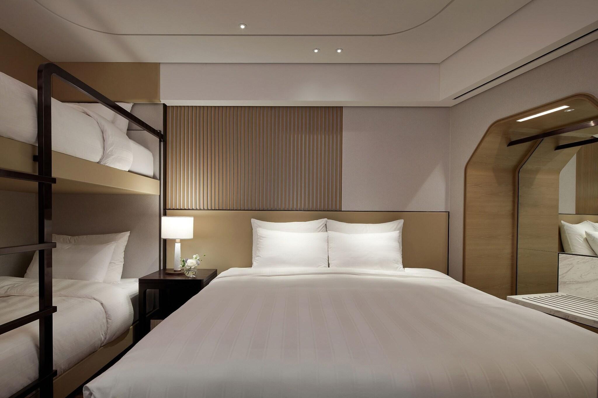 Junior Suite Queen Size Bed