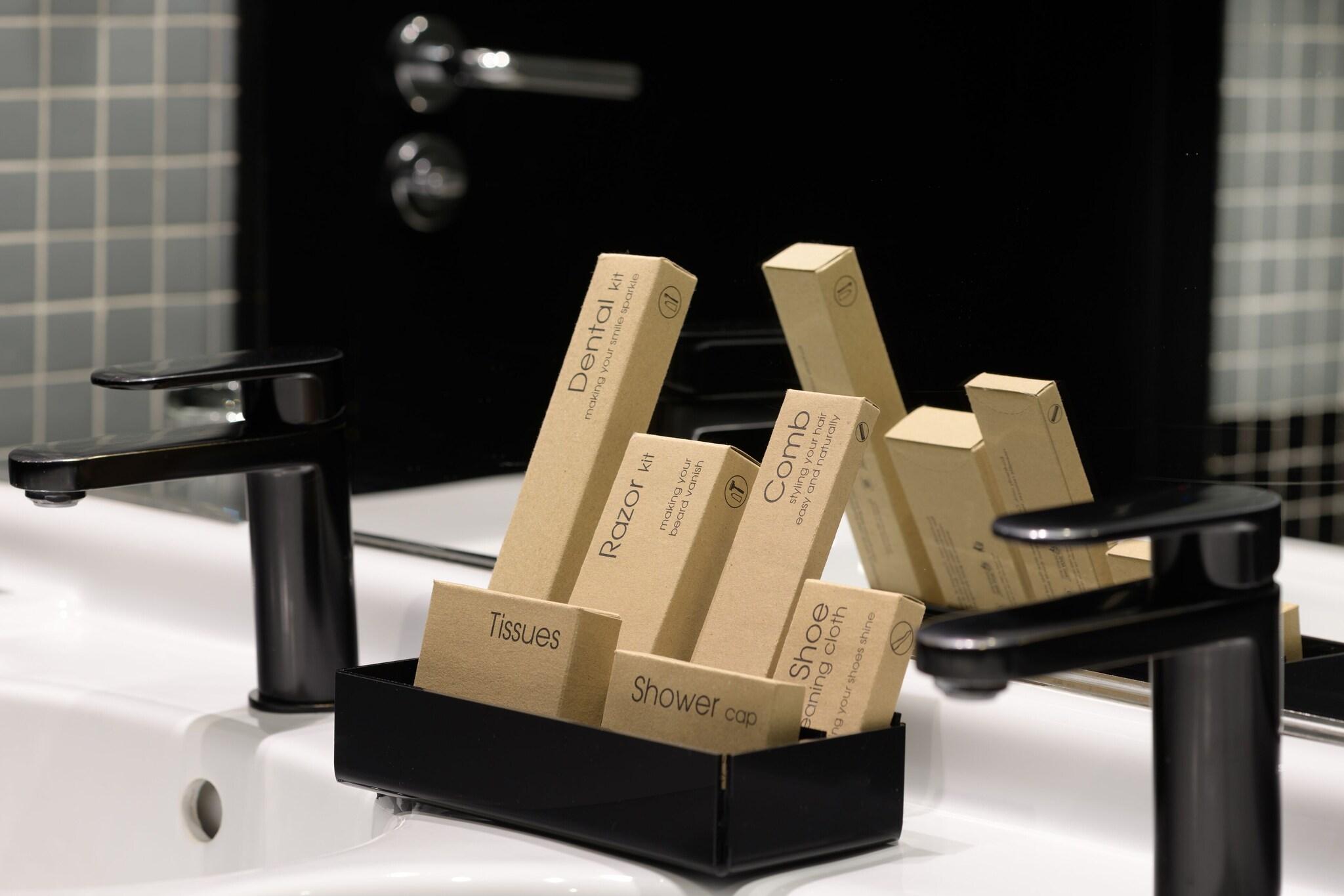 Double or Twin City View Queen Bed