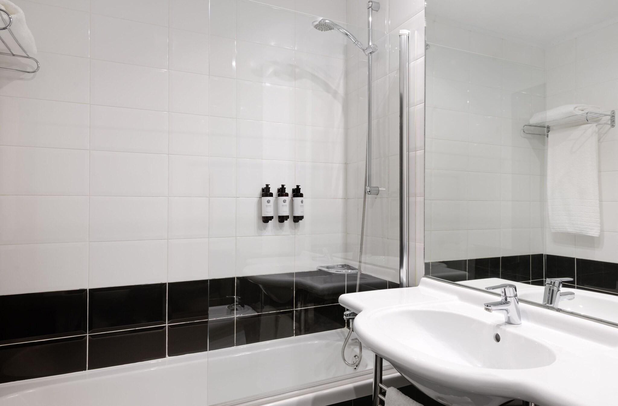 Double or Twin City View Queen Bed