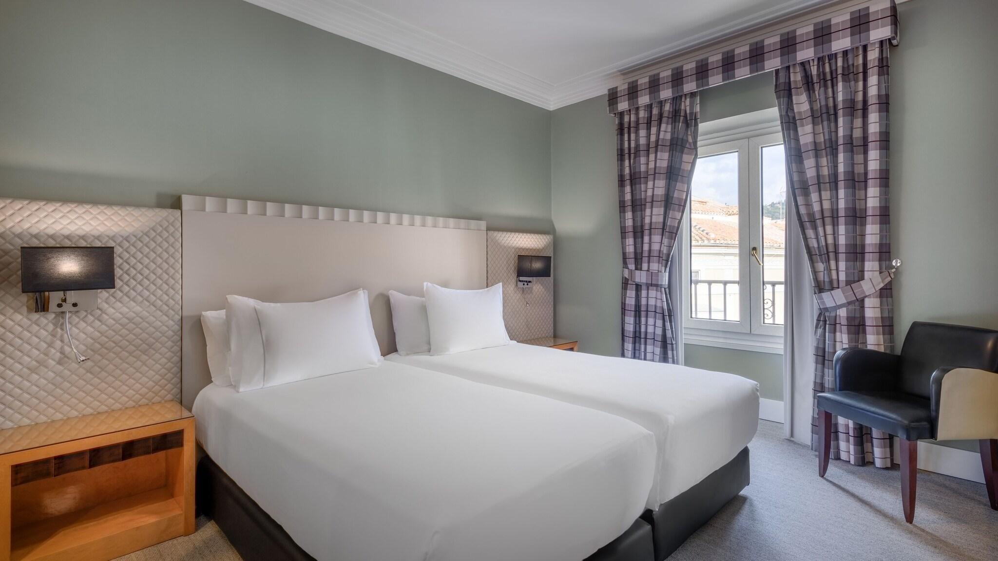 Double or Twin City View Queen Bed