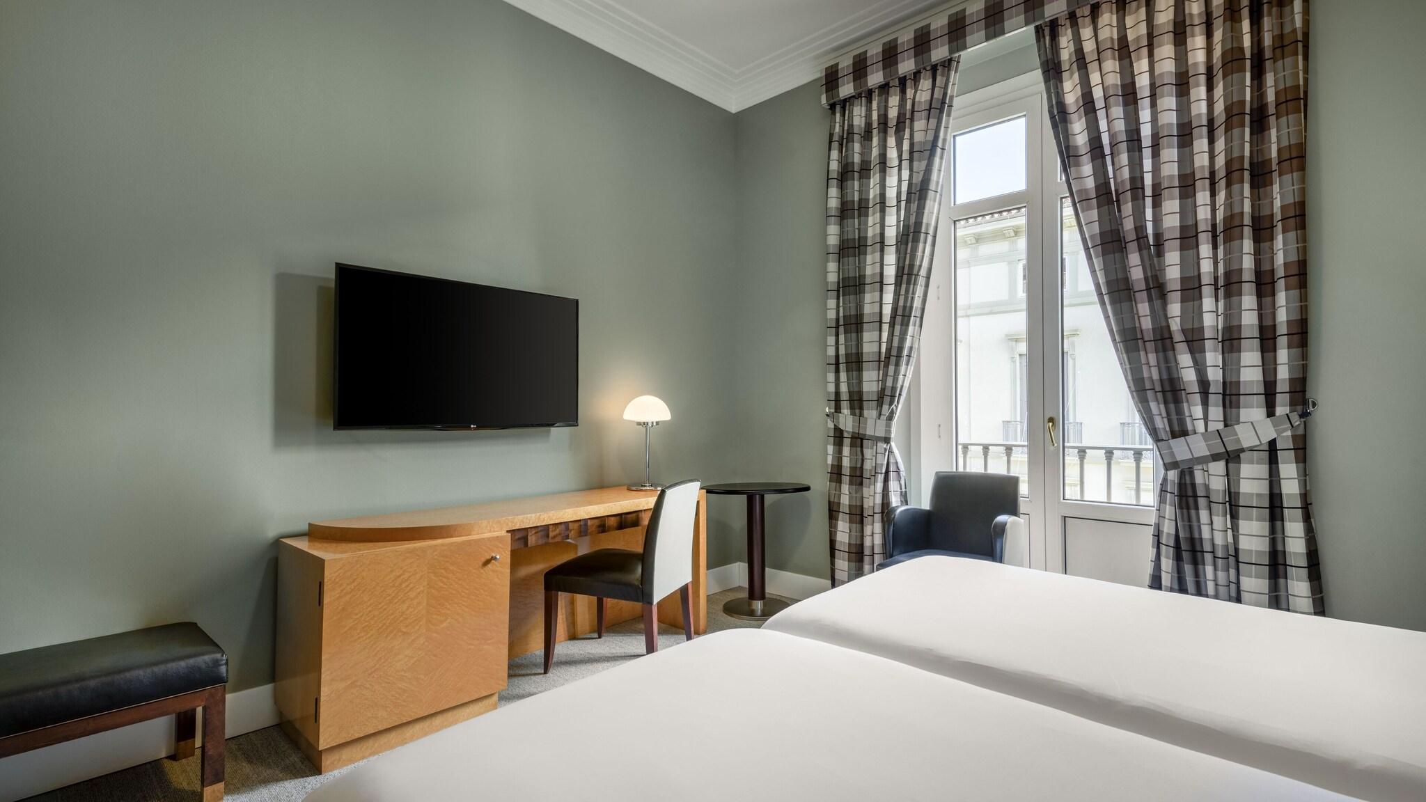 Double or Twin City View Queen Bed