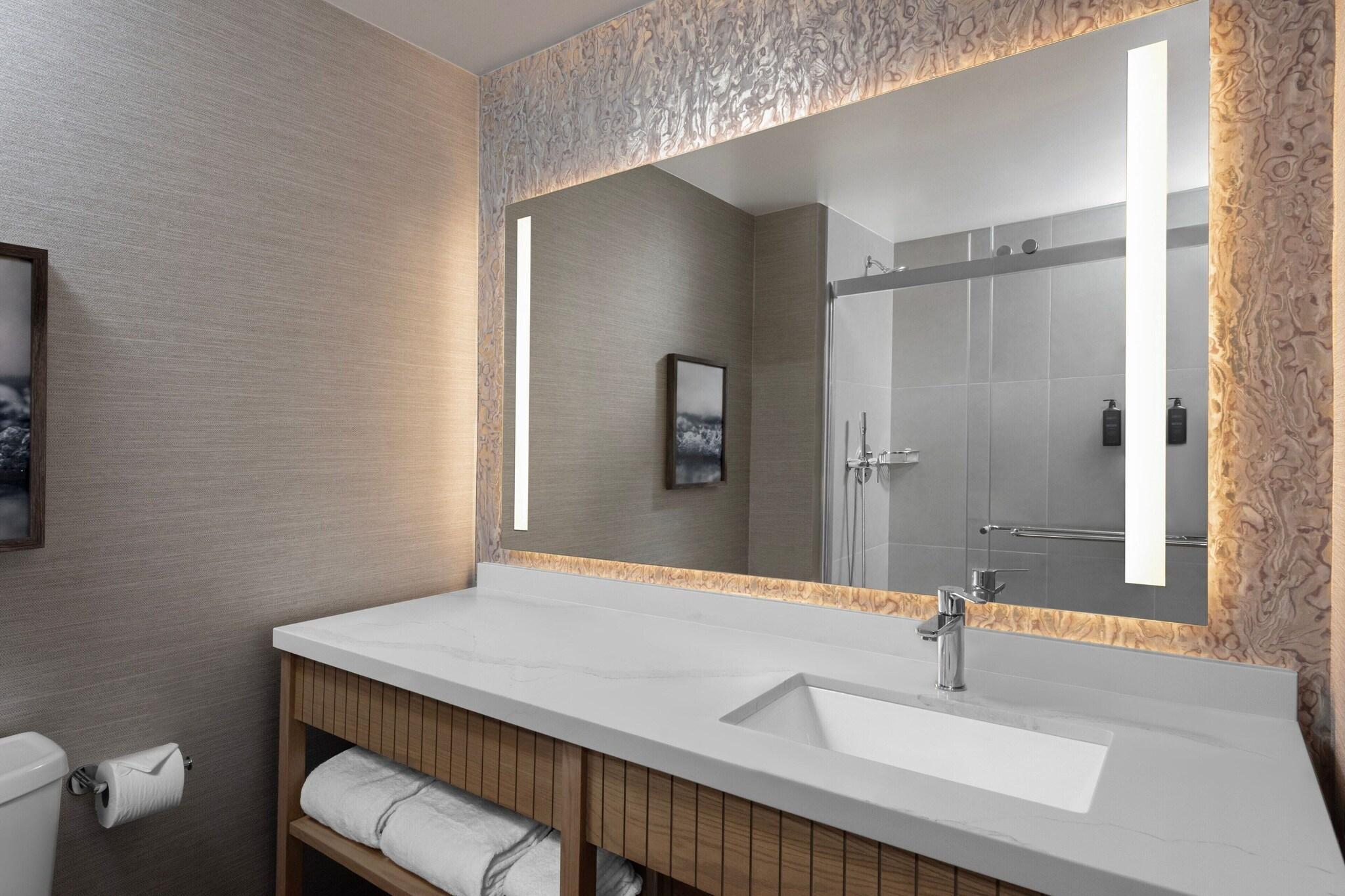 Suite City View King Bed