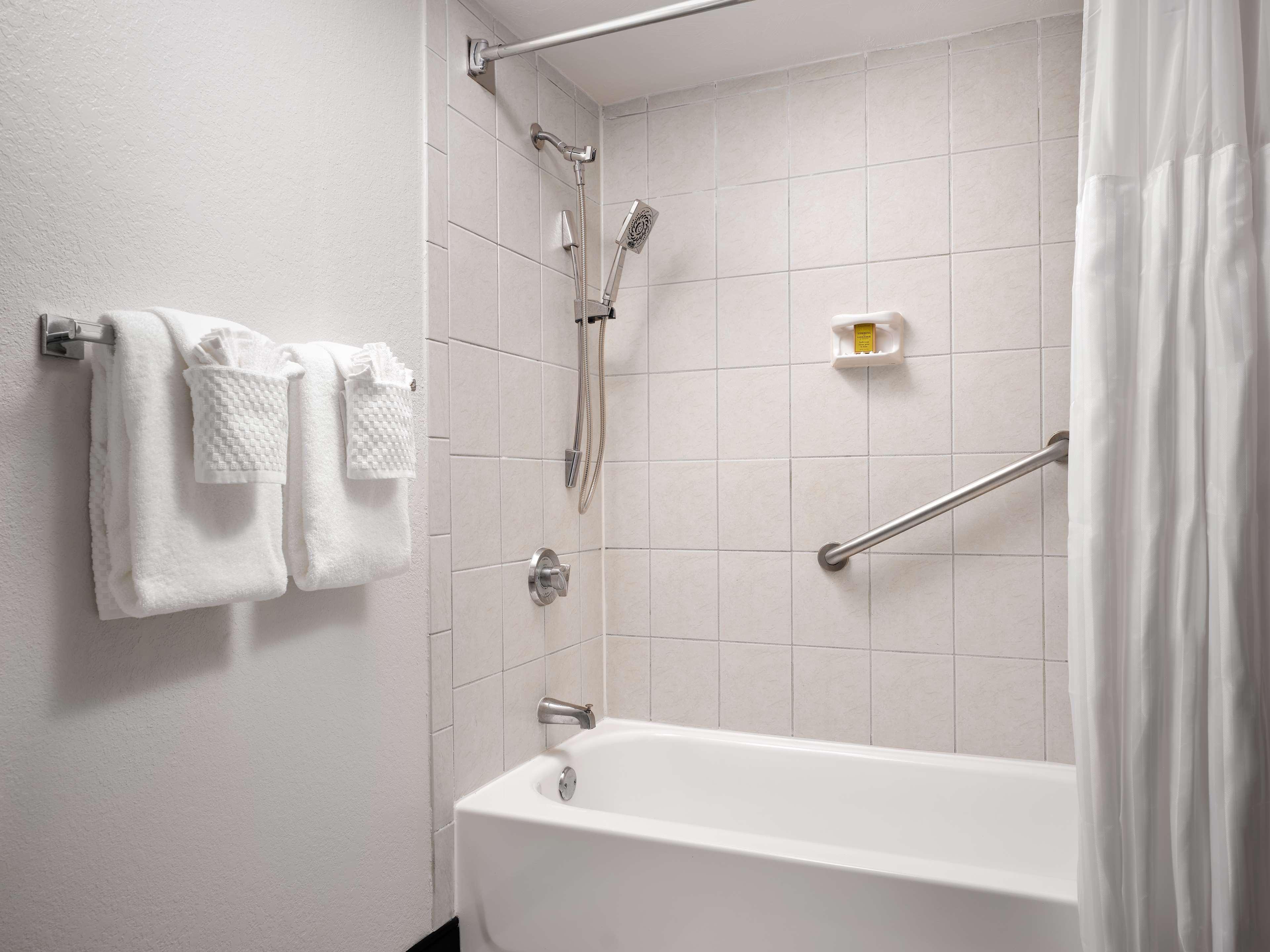 Room Accessible-queen Size Bed