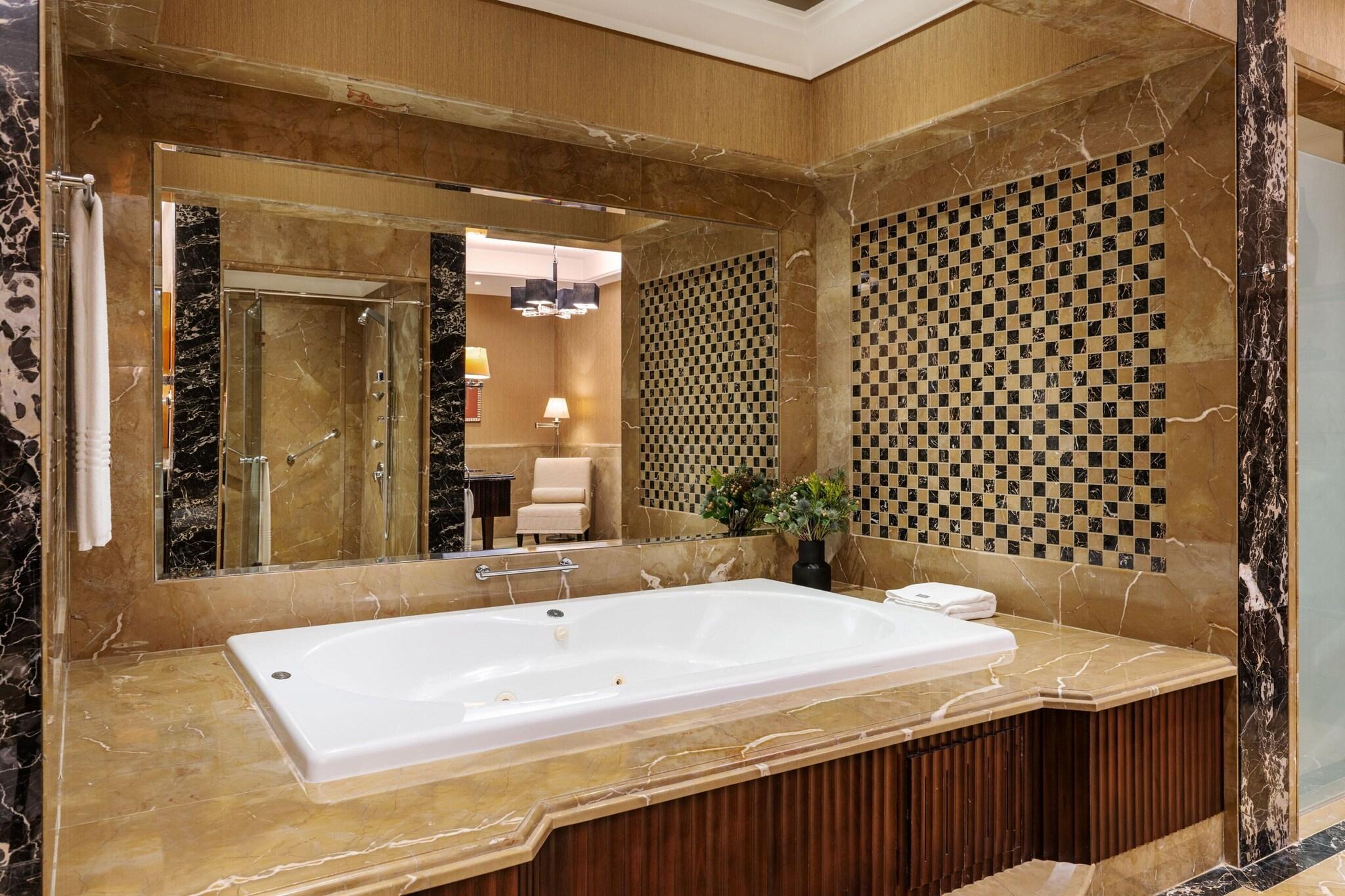 Suite Grand with Views