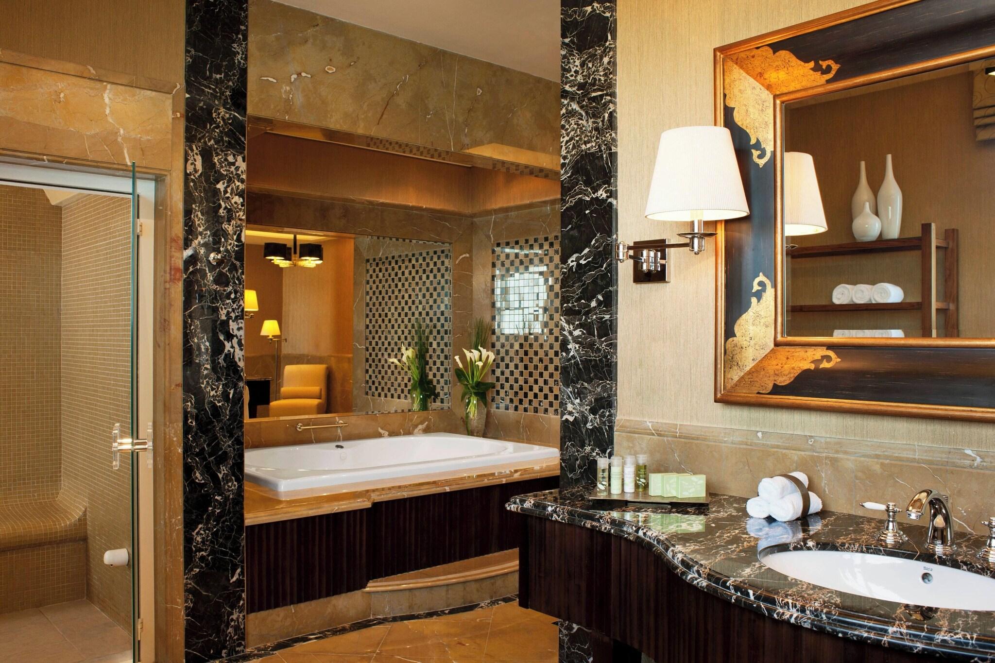 Suite Grand with Views