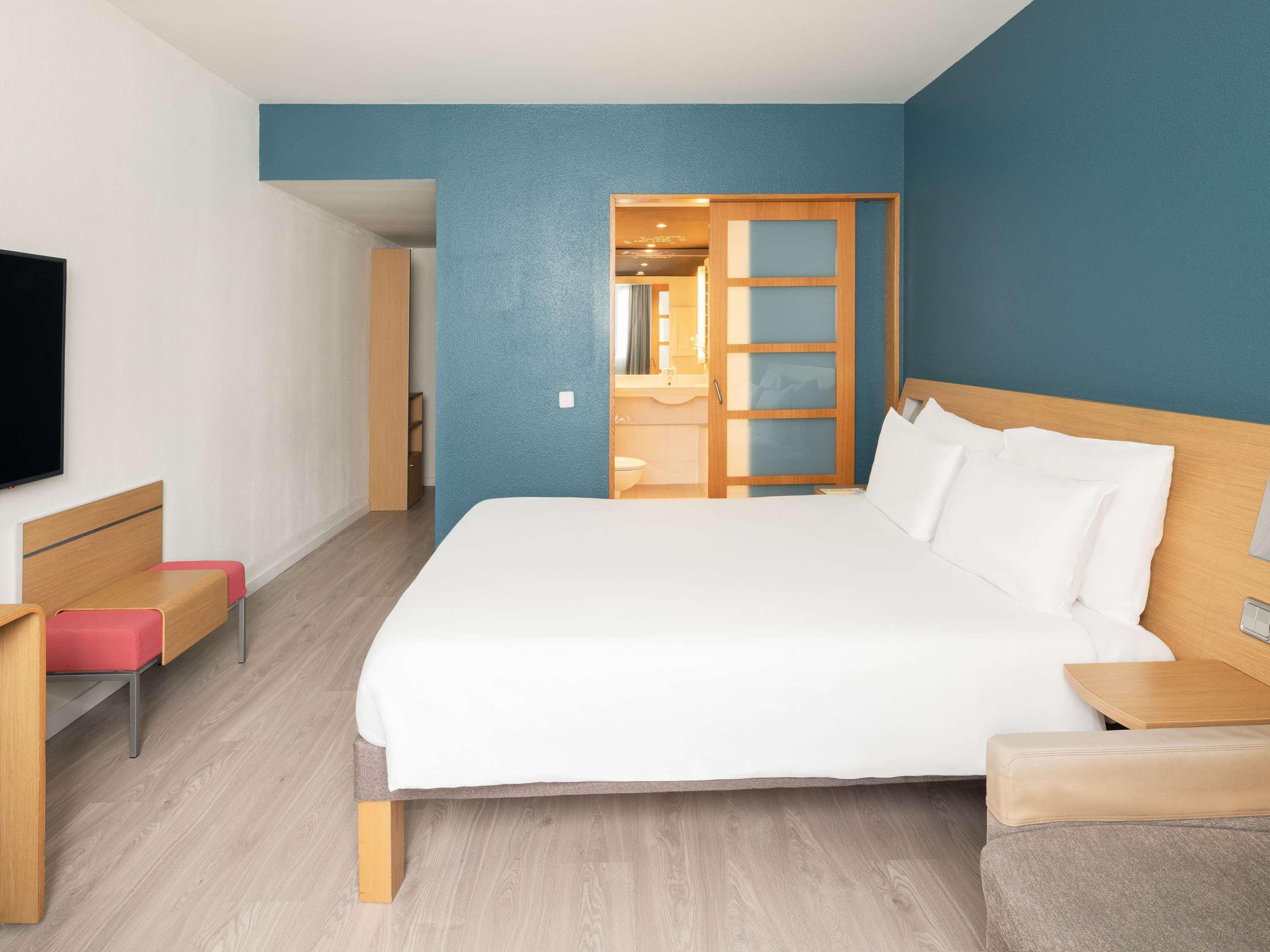 Double Classic Queen Bed