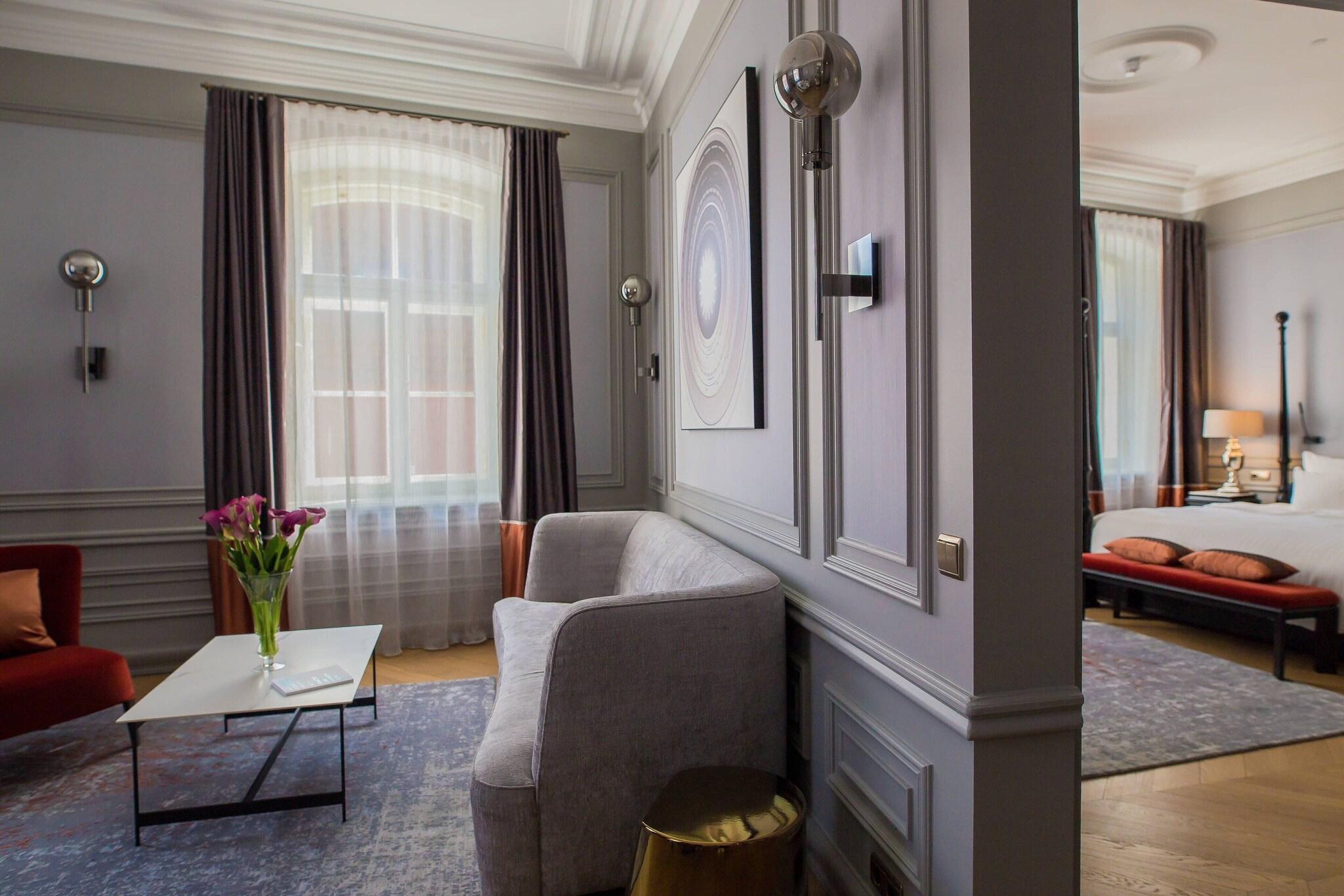 Suite City View King Bed