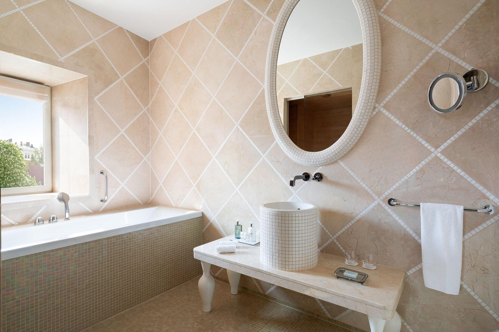 Suite City View King Bed