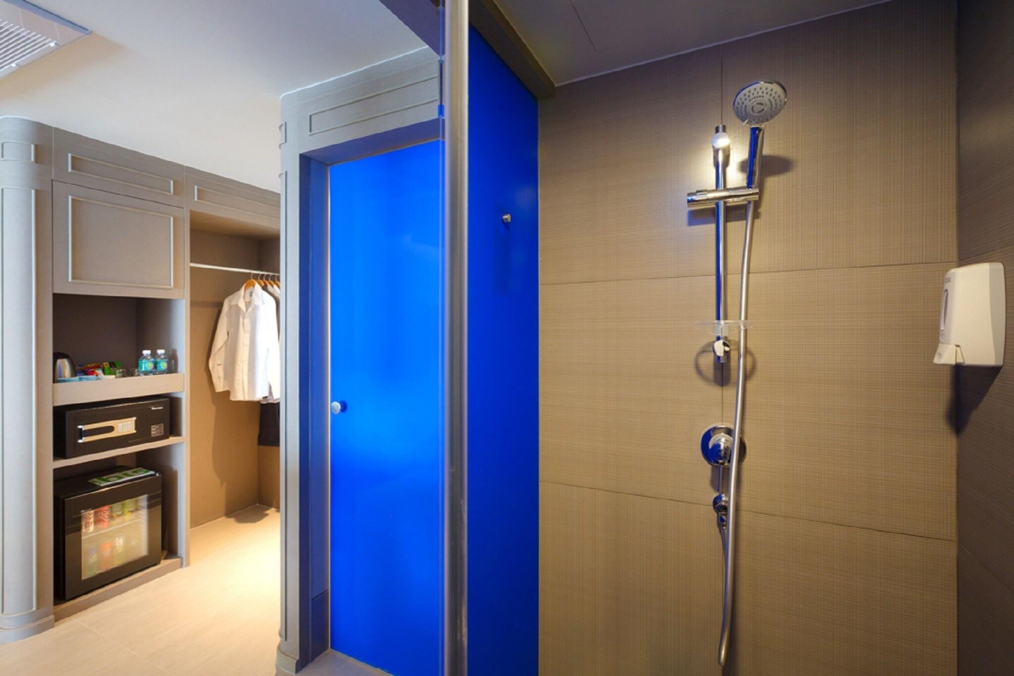 Family Room Queen Size Bed