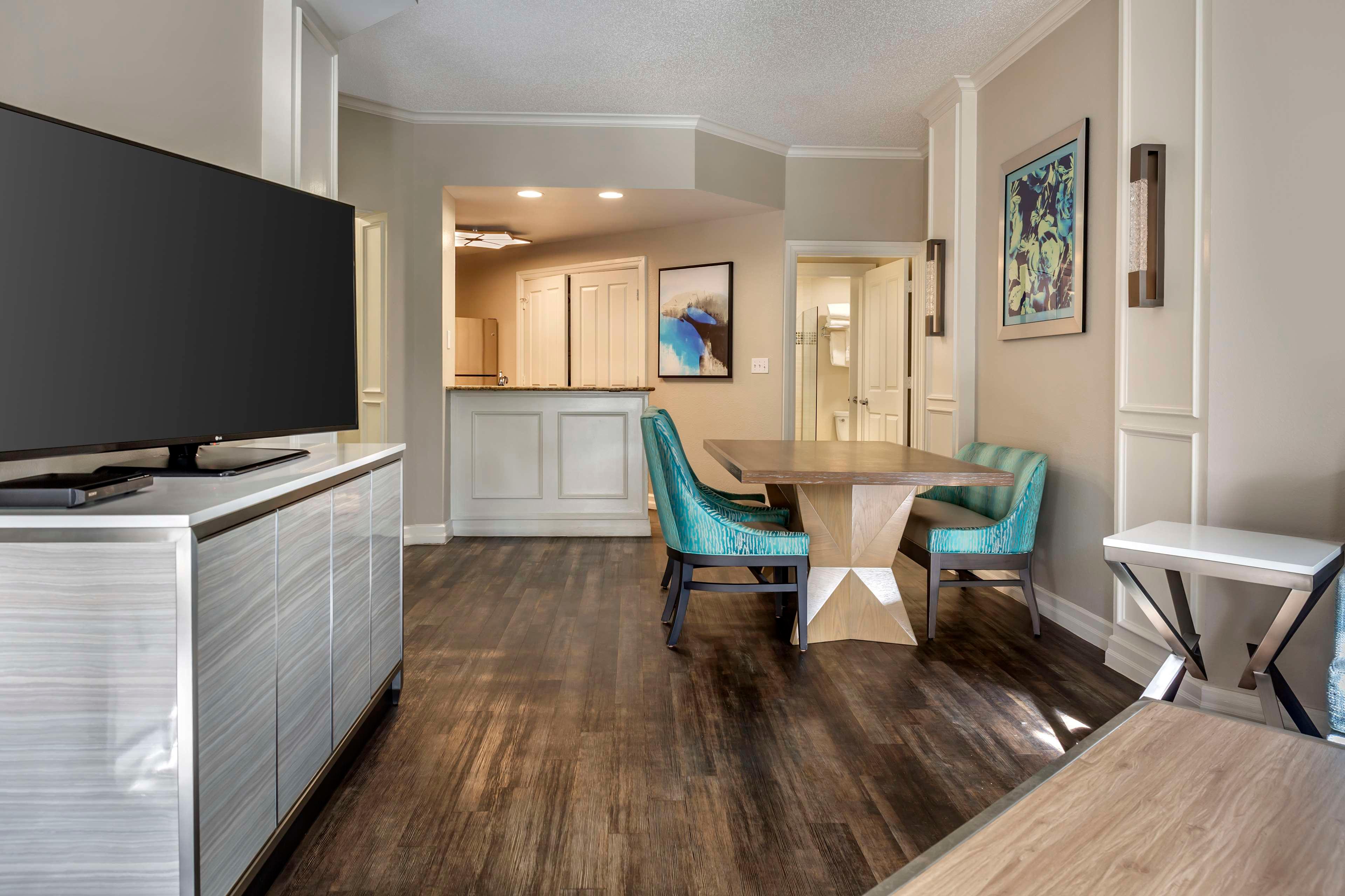 Suite Accessible King Size Bed