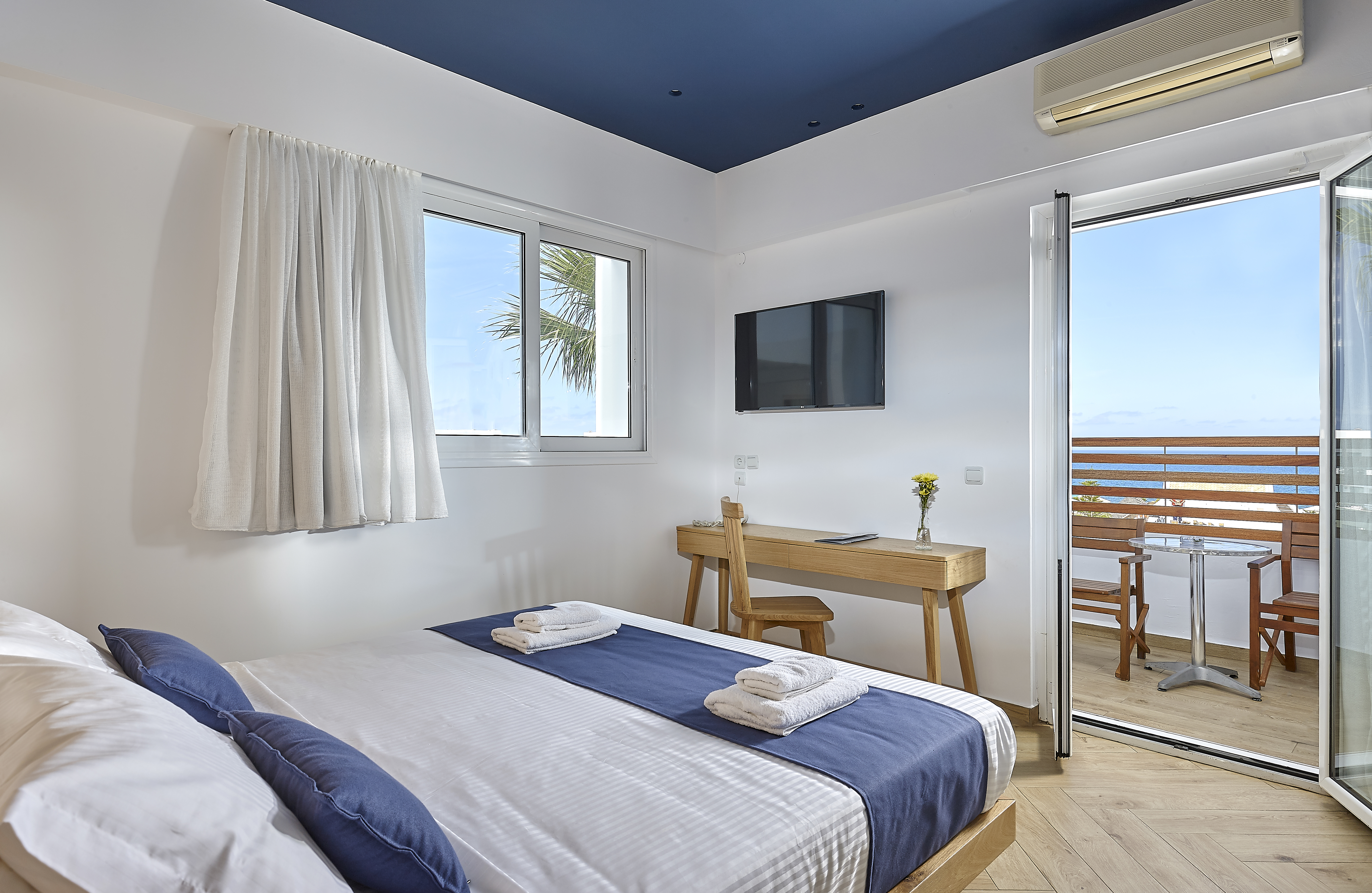 Family Room Superior Land View