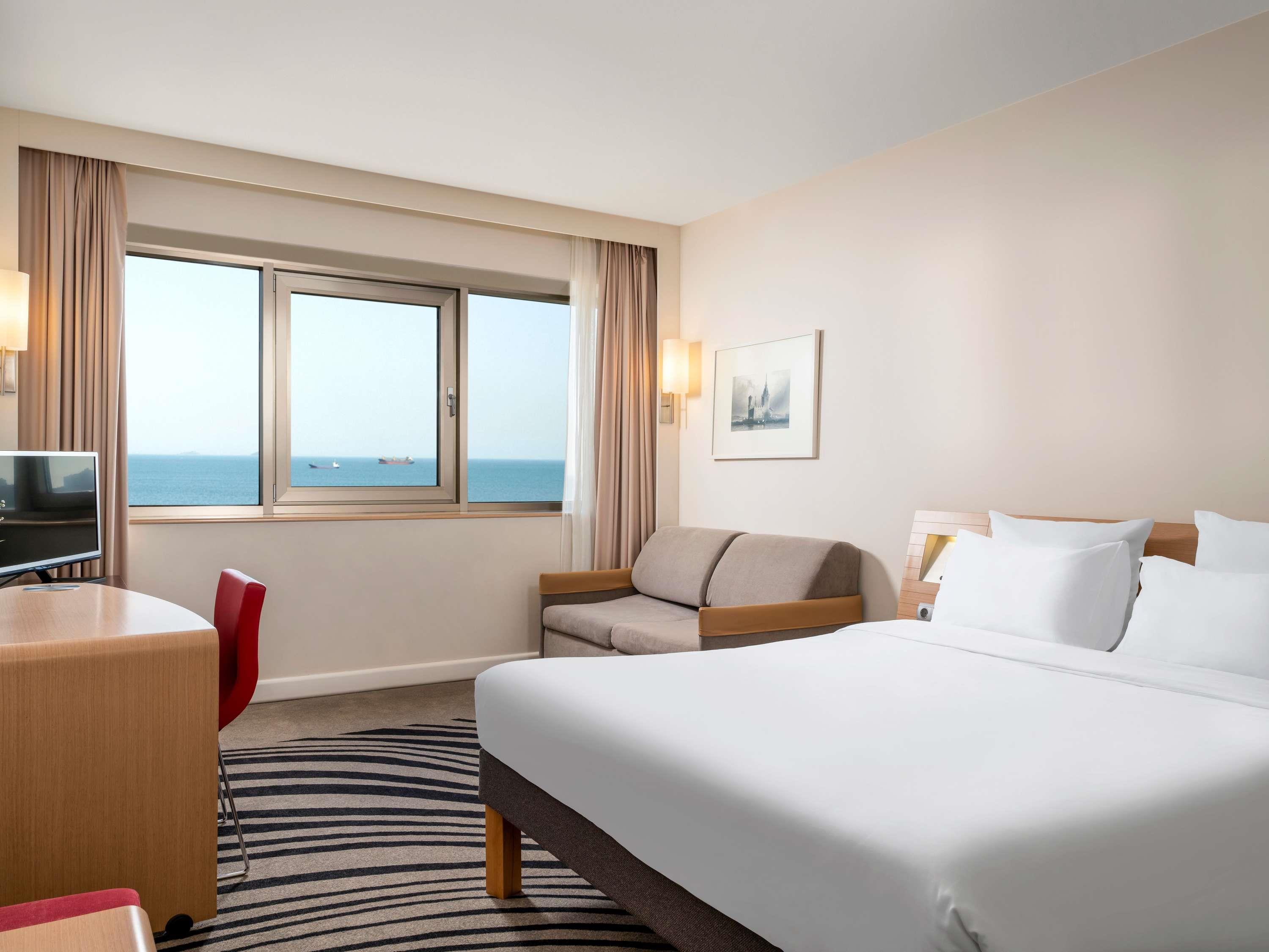 Room Queen Size Bed