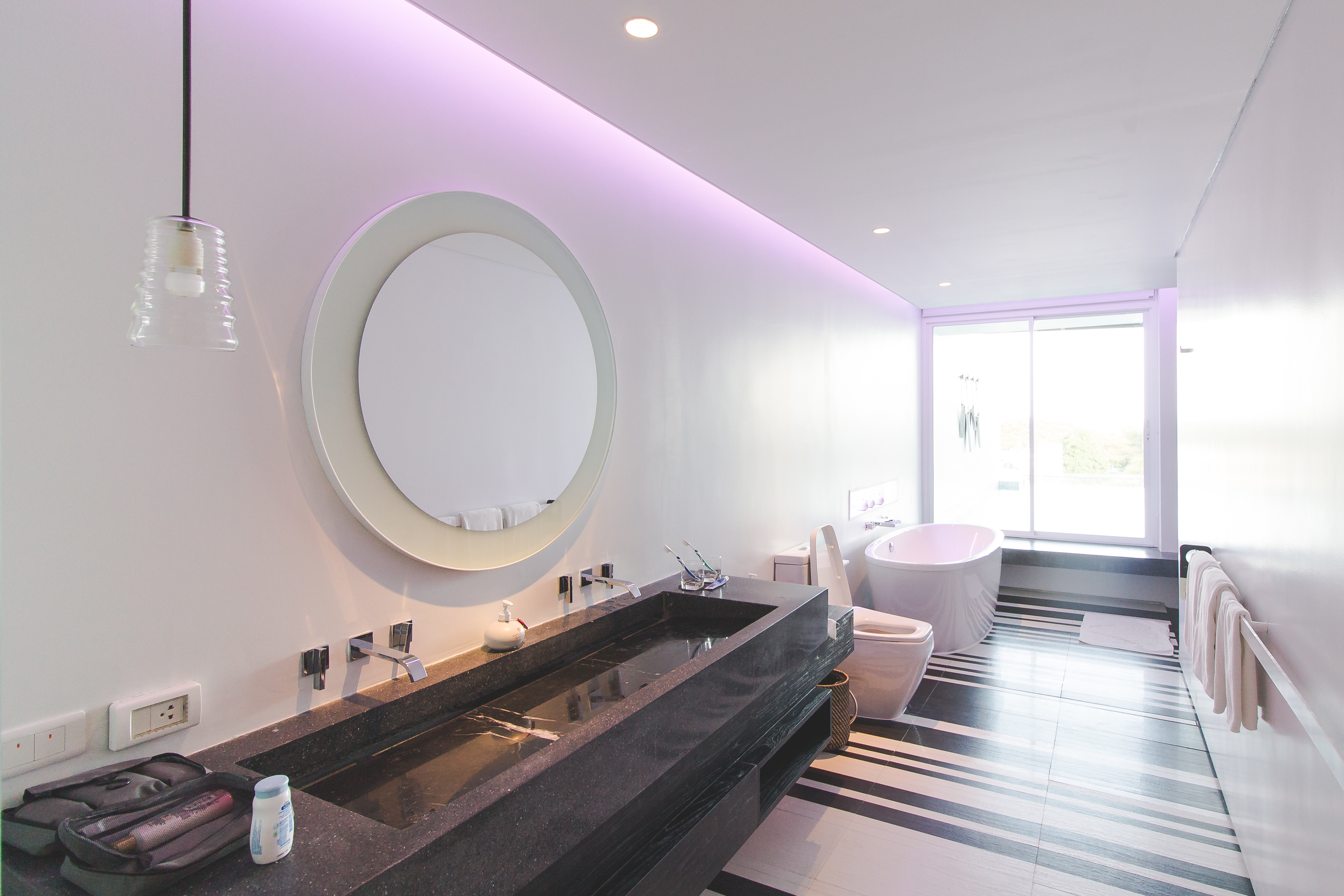 Suite Pool View King Bed