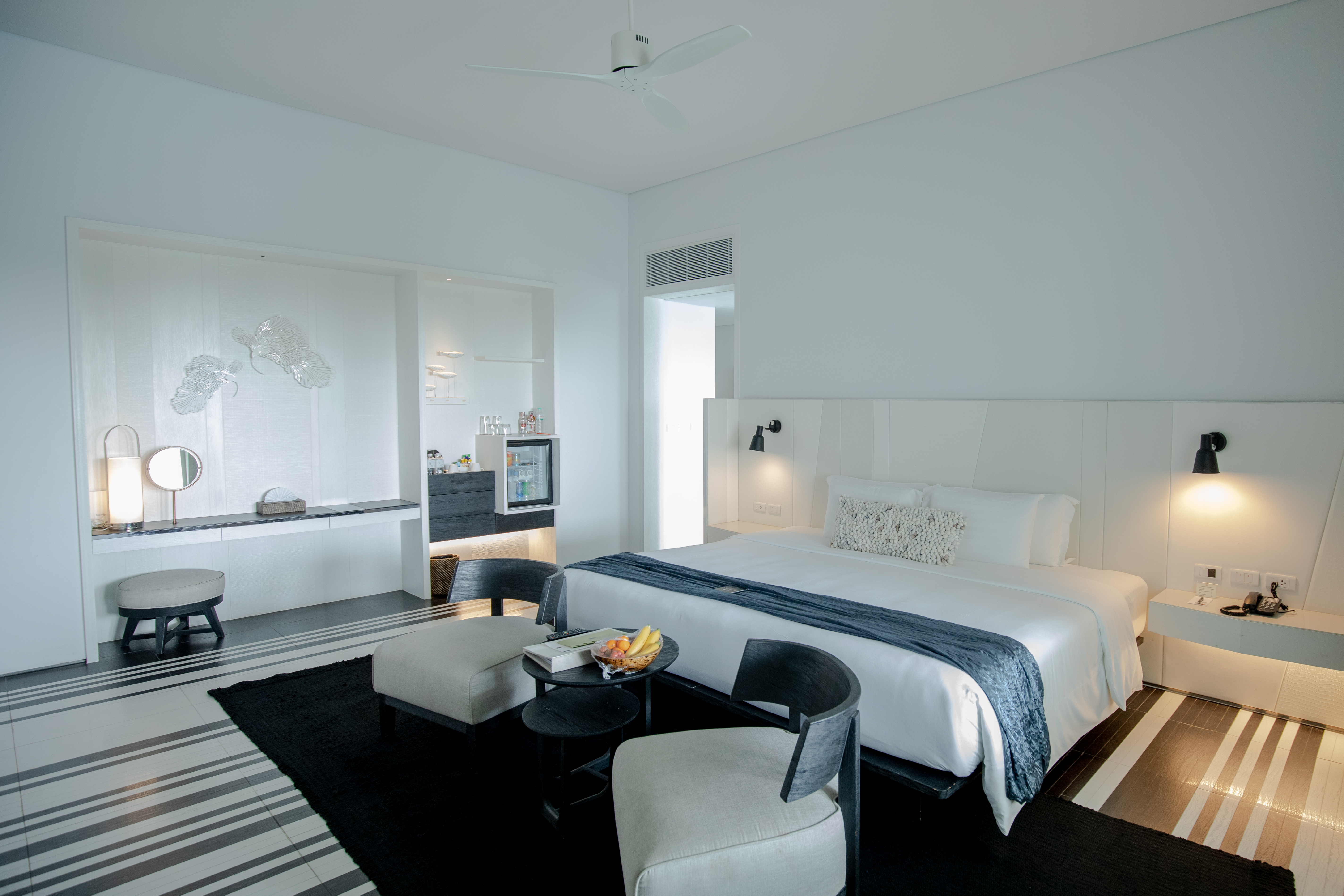 Suite Pool View King Bed