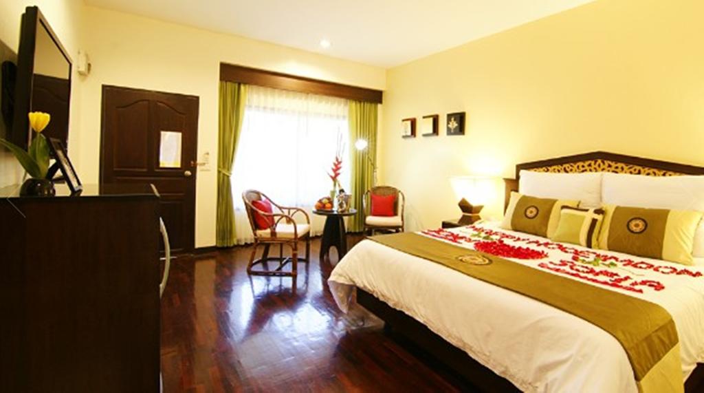 Bungalow Pool View King Bed