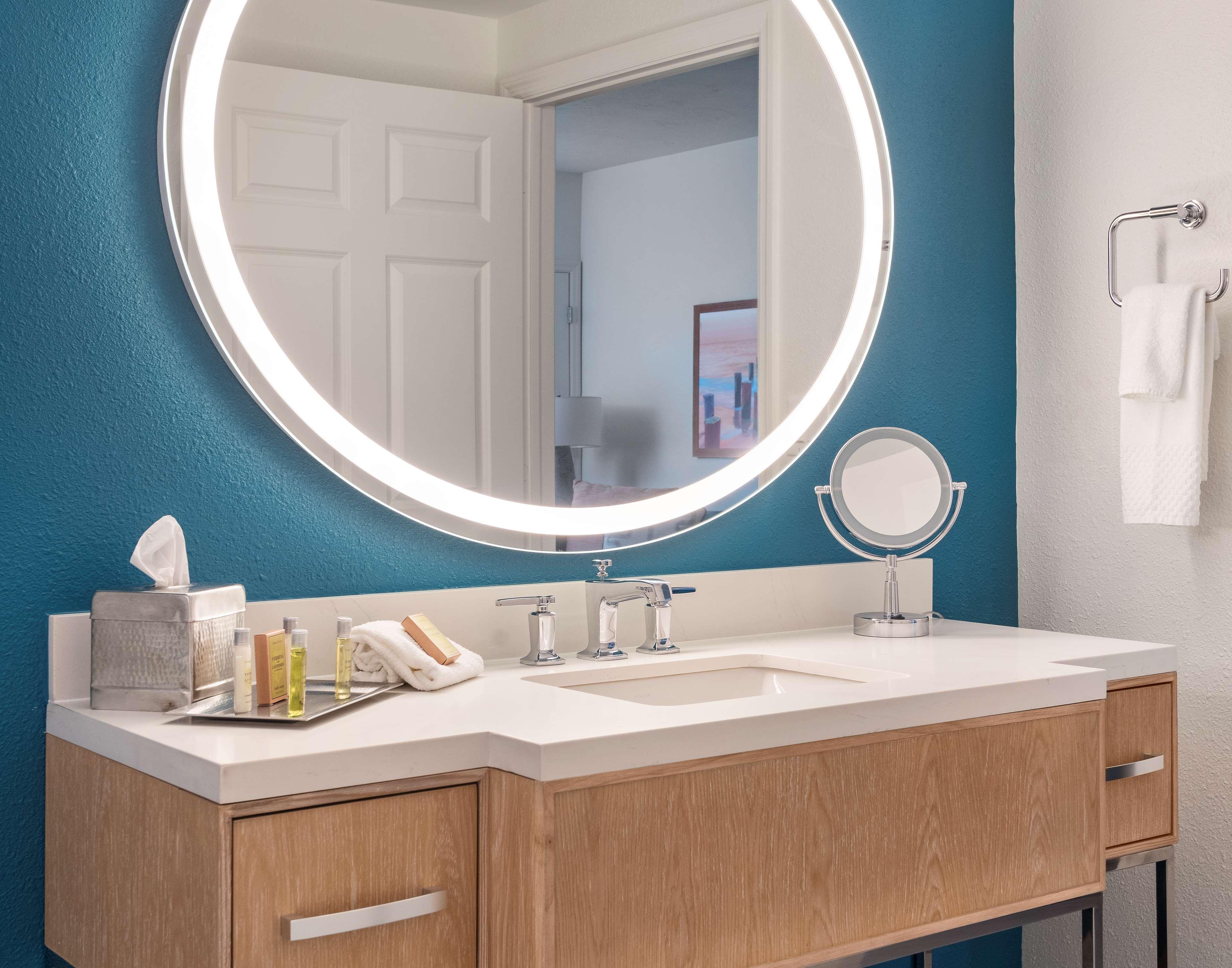 Suite Pool View King Bed