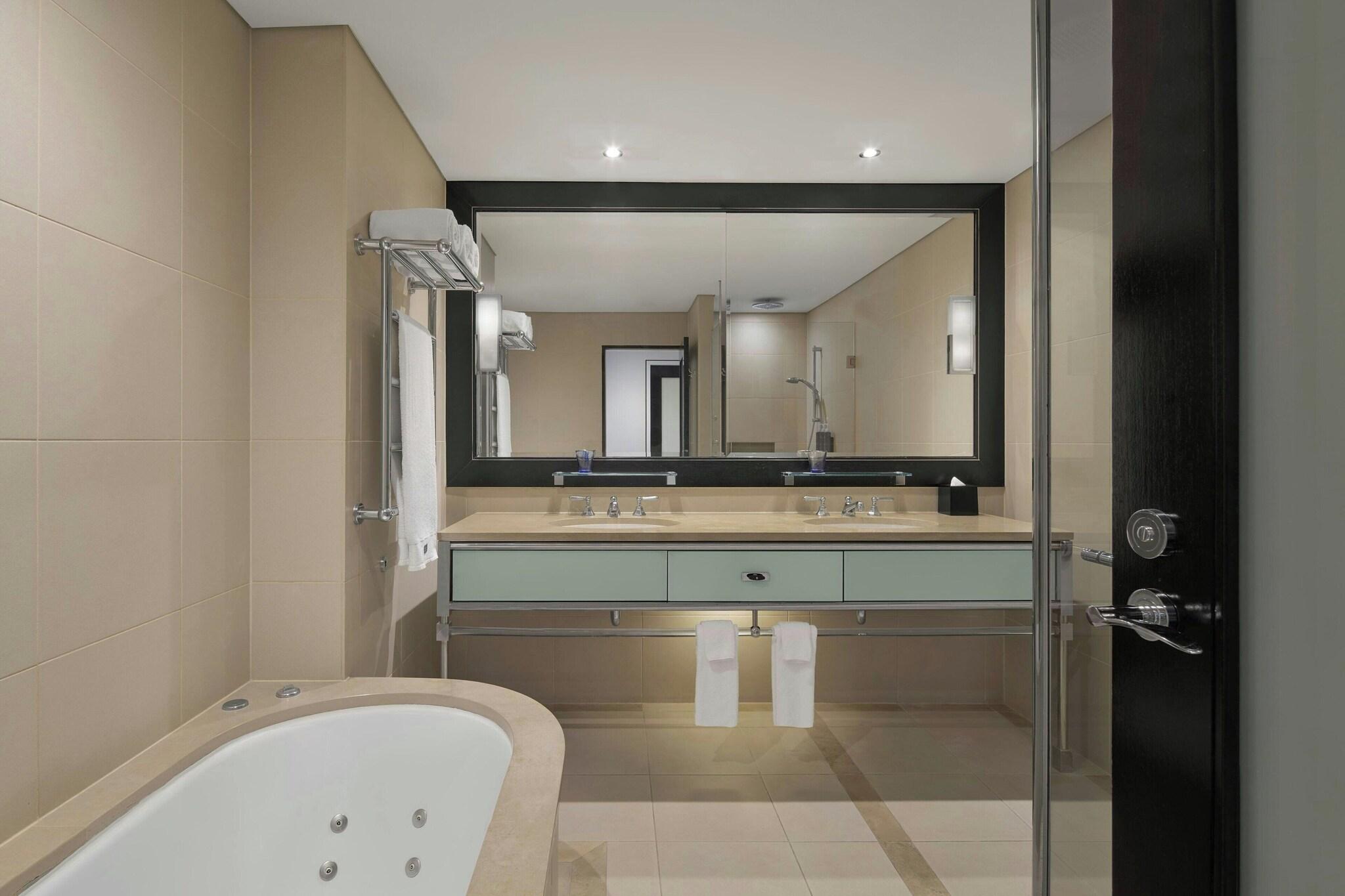 Suite City View King Bed