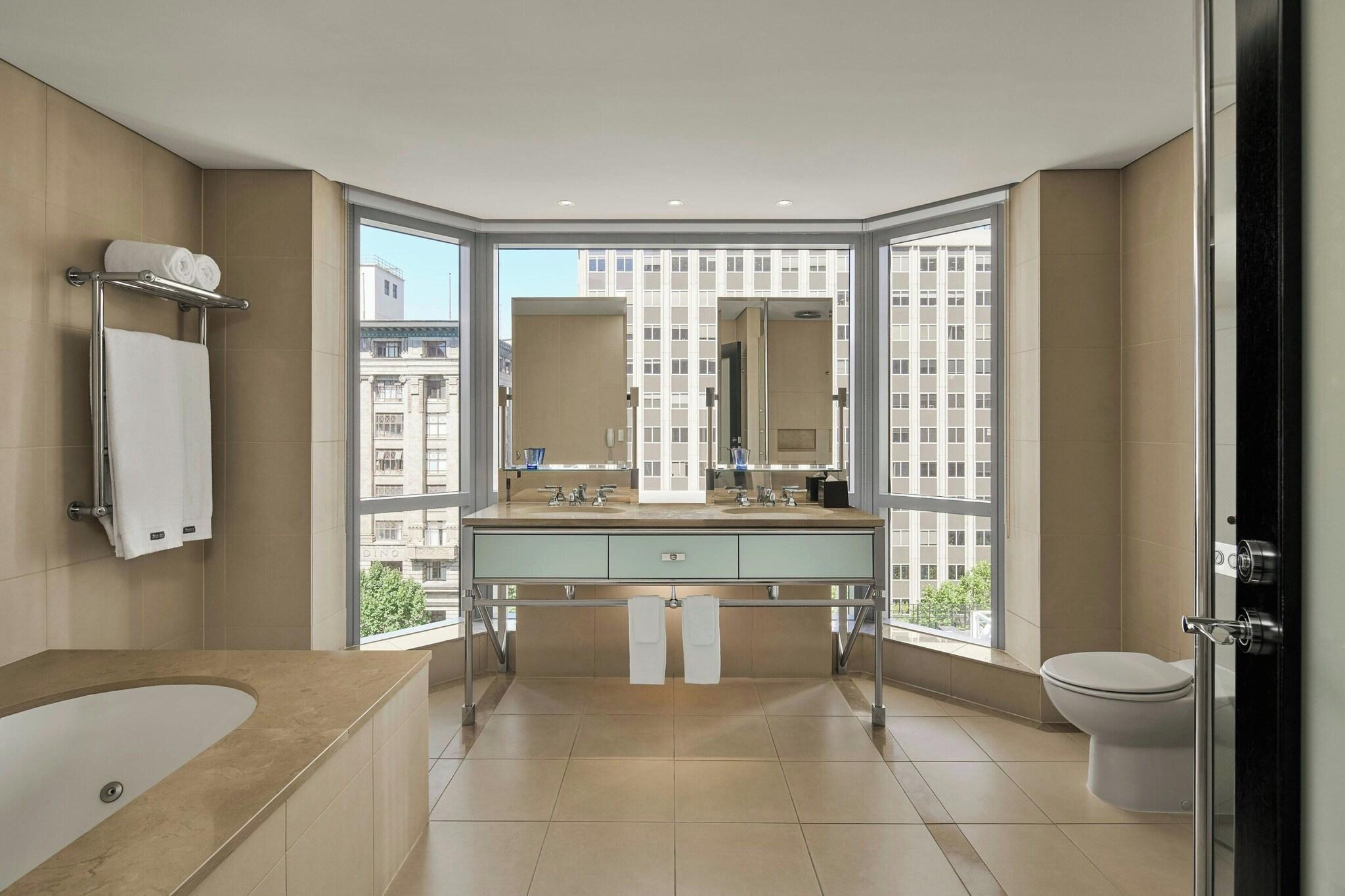 Studio City View King Bed