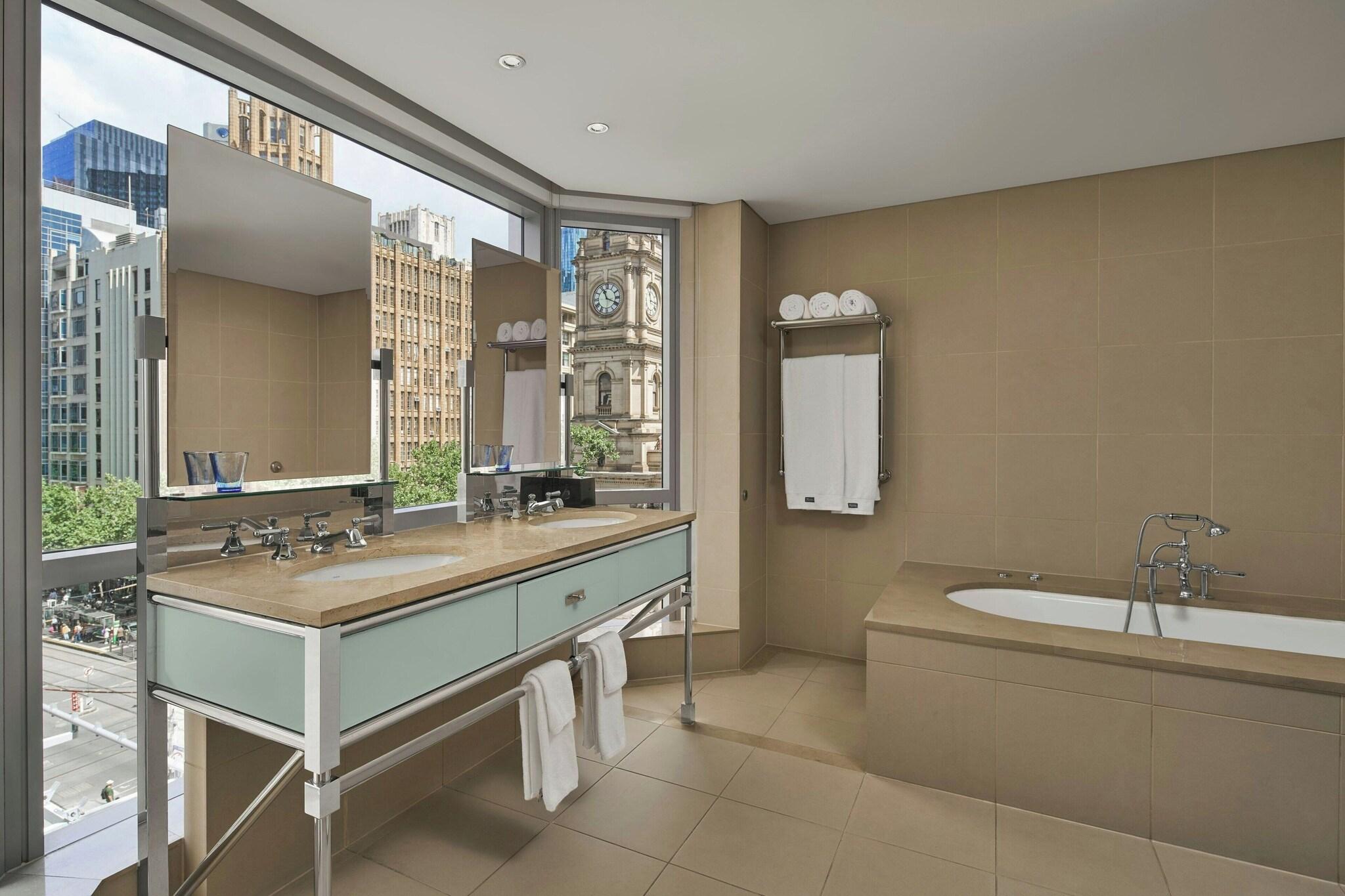 Studio City View King Bed