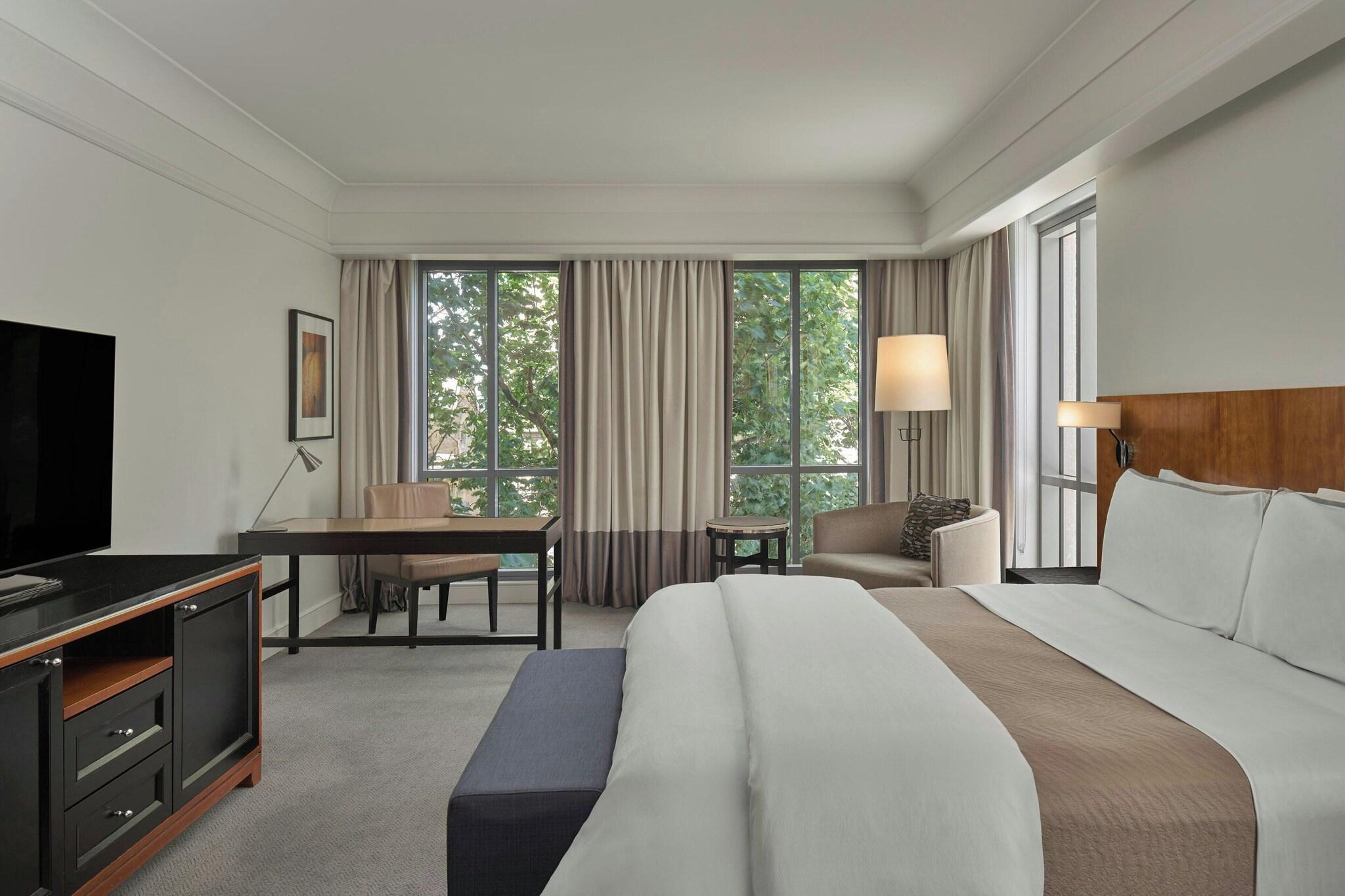 Studio City View King Bed