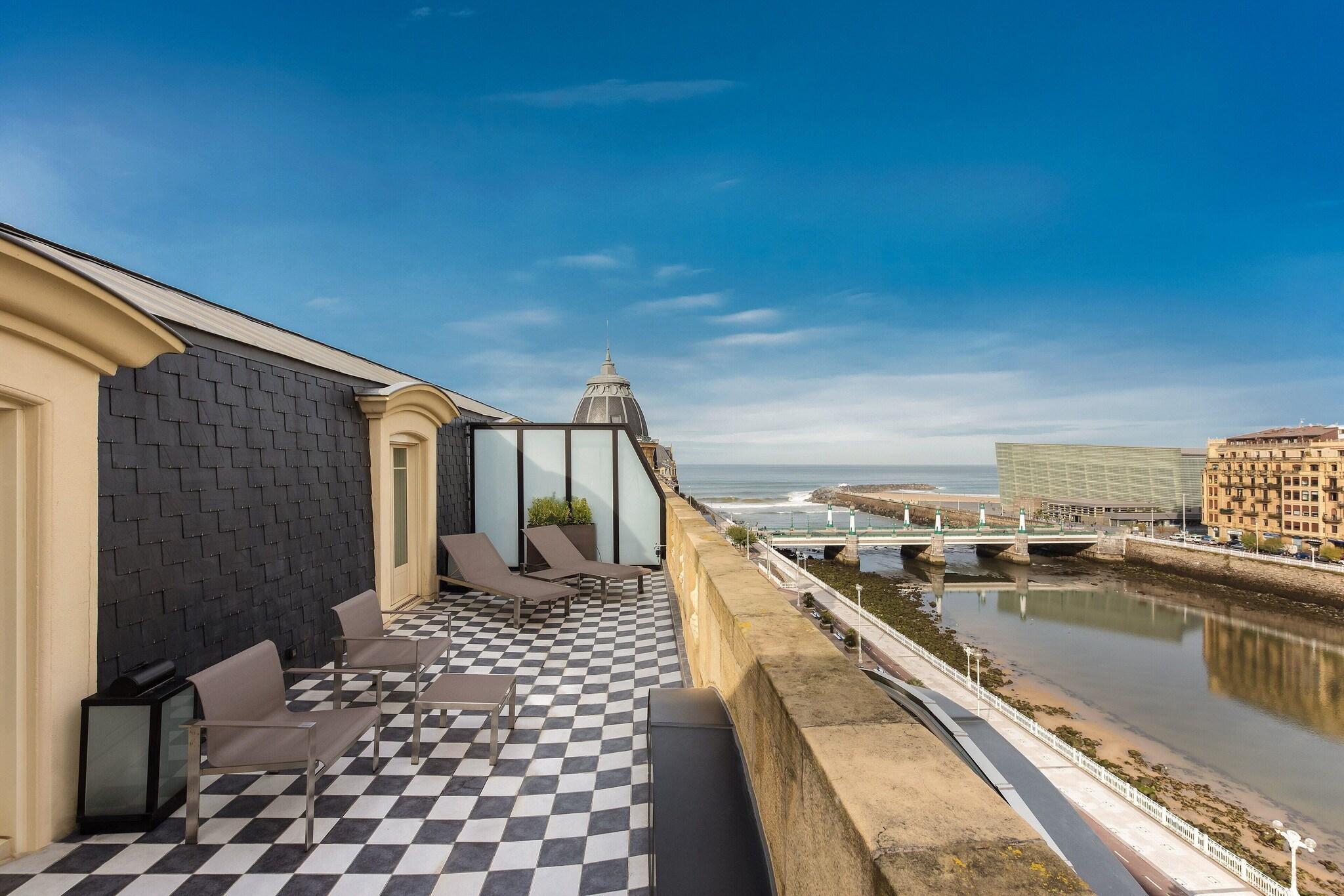 Suite with Terrace with Views