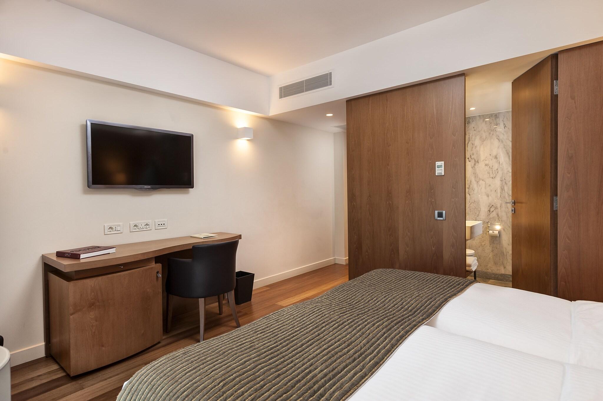 Double Queen Size Bed