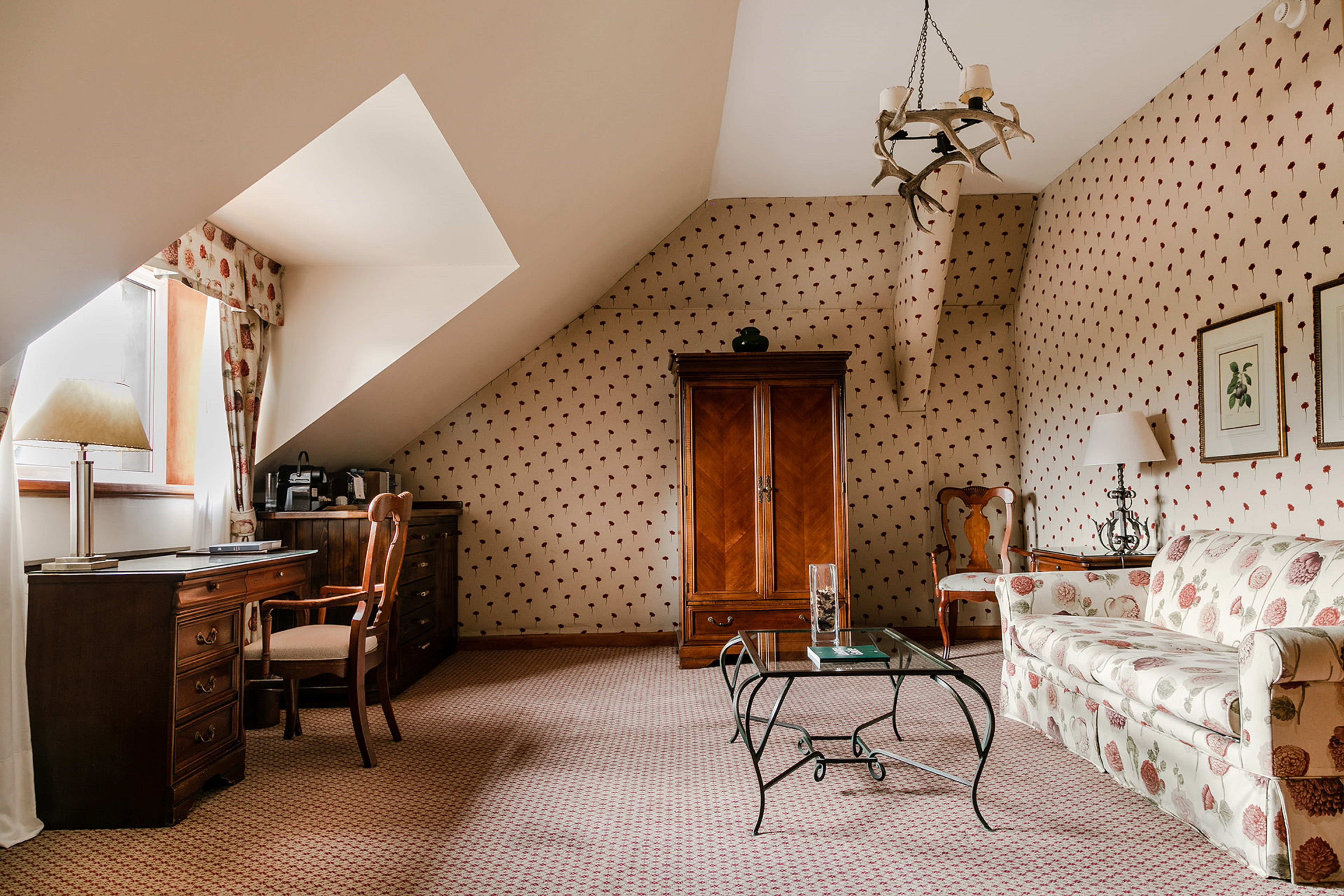 Junior Suite Queen Size Bed