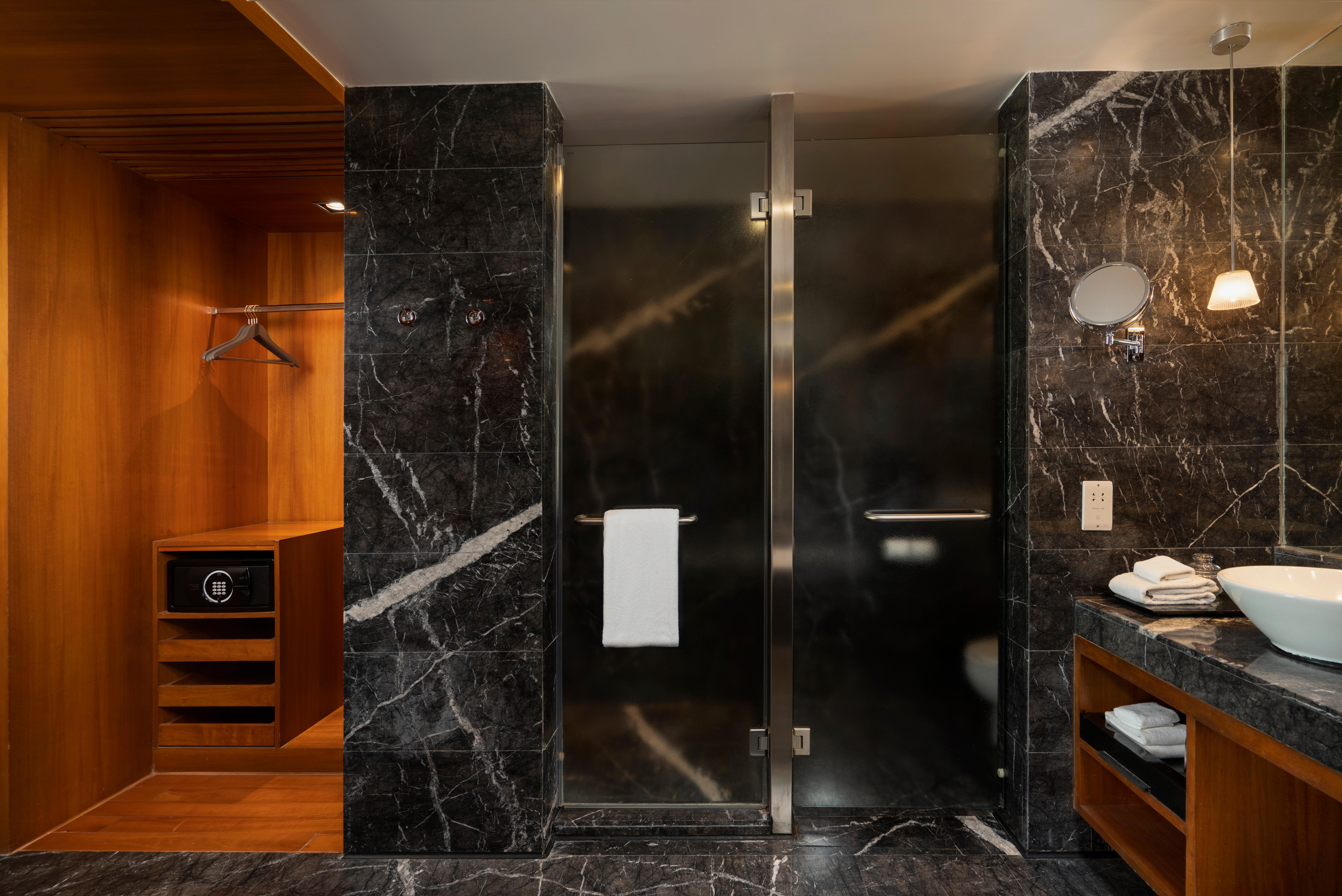 Junior Suite Bay View King Bed