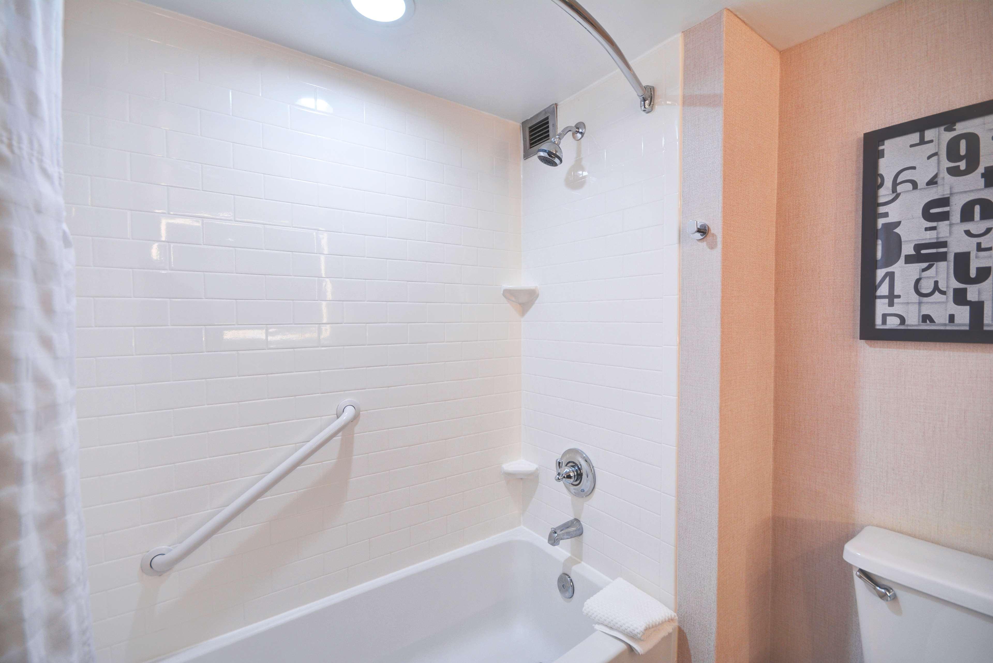 Suite Accessible King Size Bed