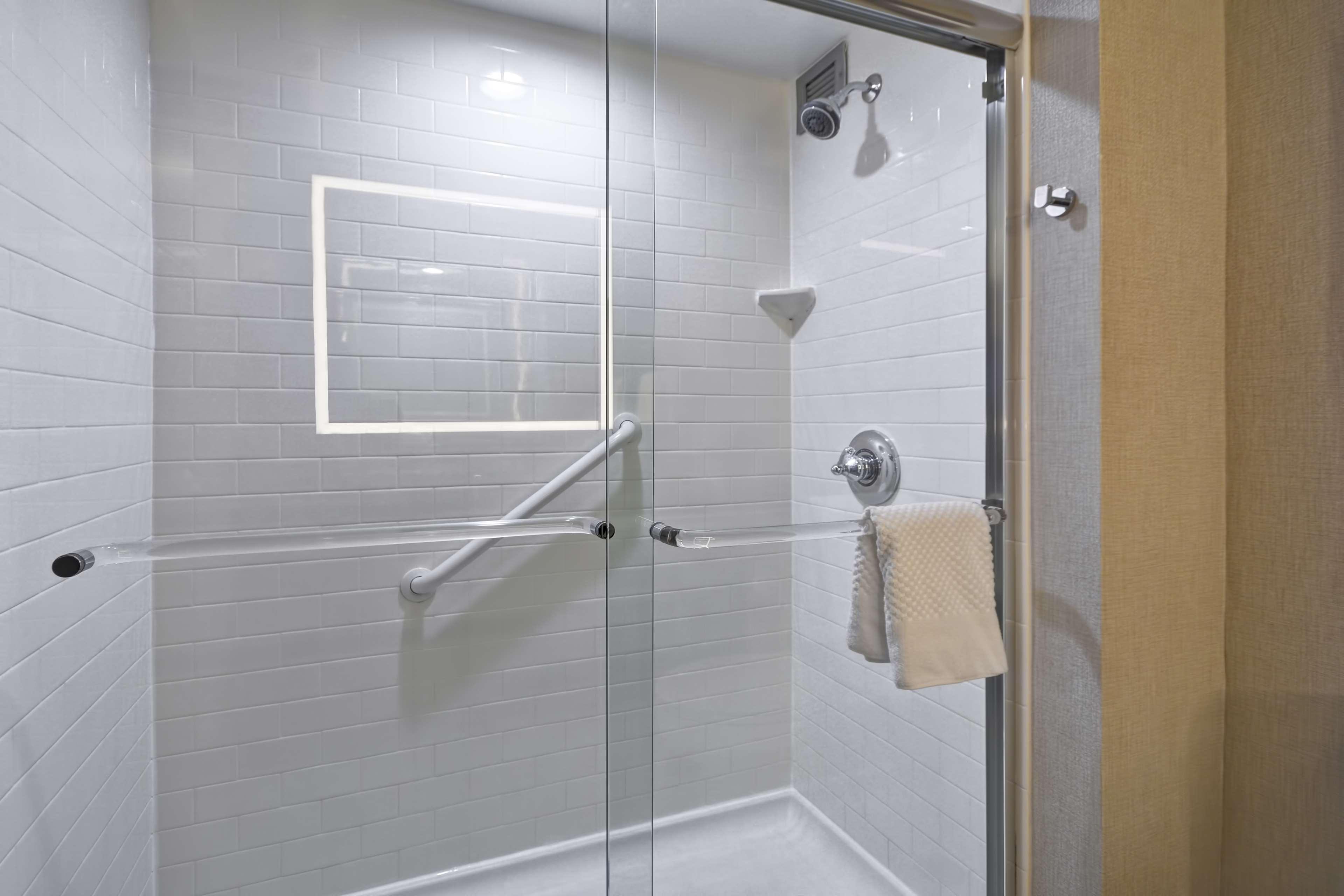 Suite Accessible King Size Bed