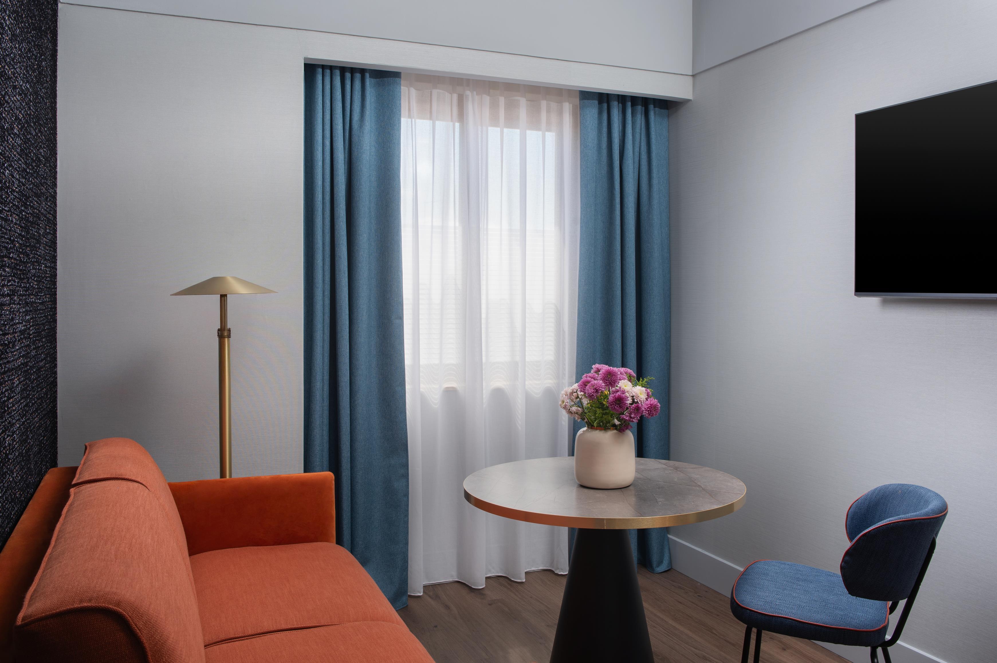 Family Room Capacity 6