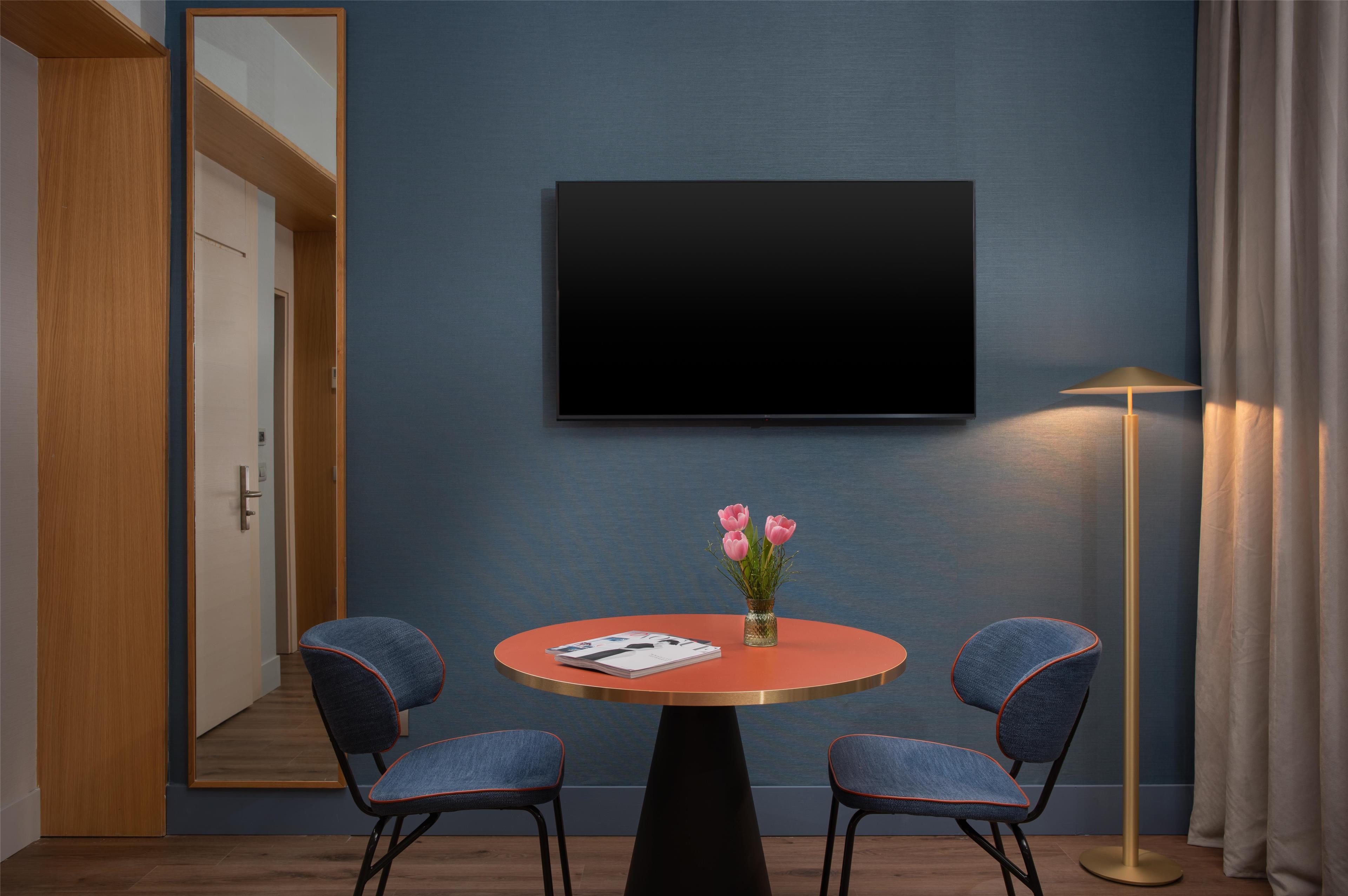 Family Room Capacity 6