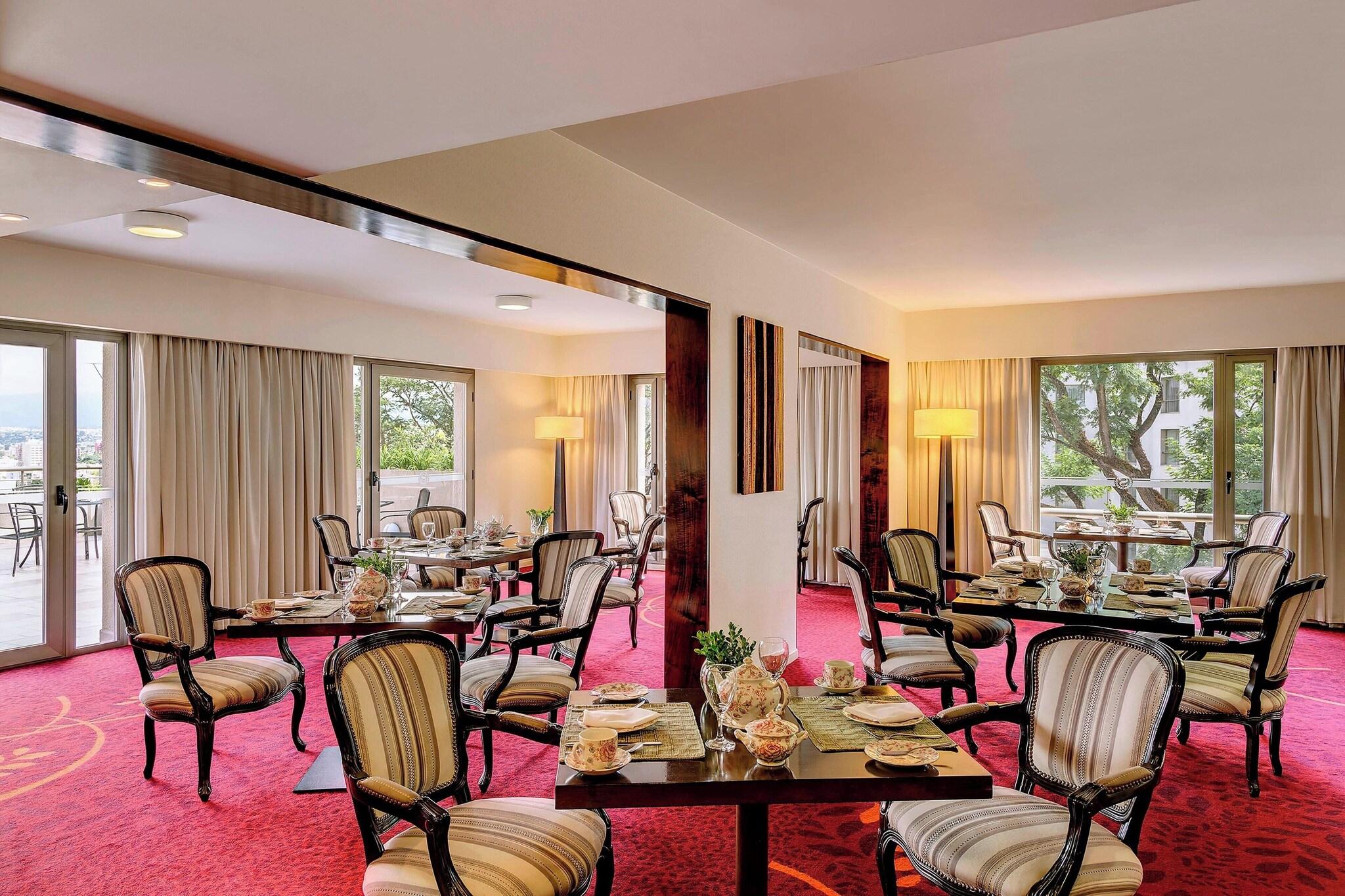 Suite Club City View