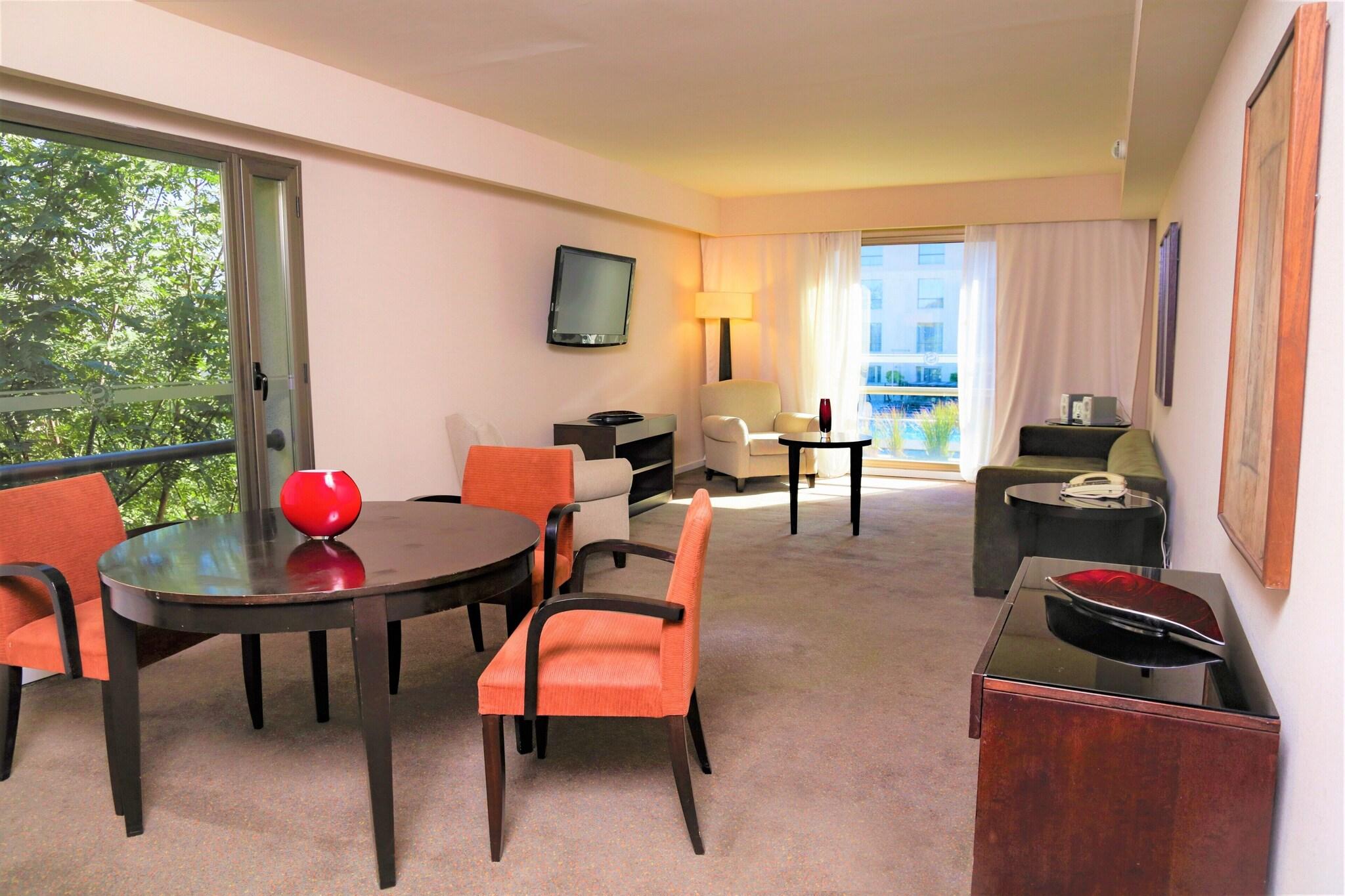 Suite Club City View