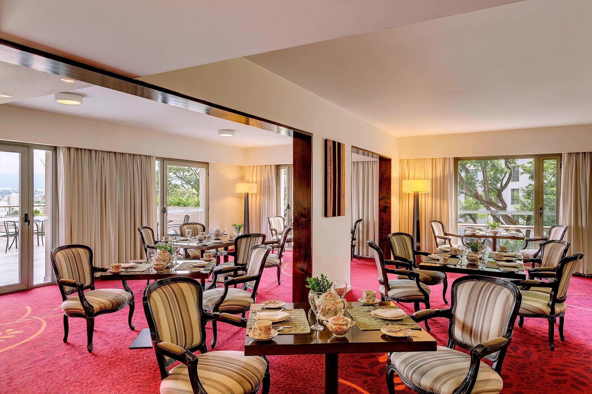 Suite Club City View