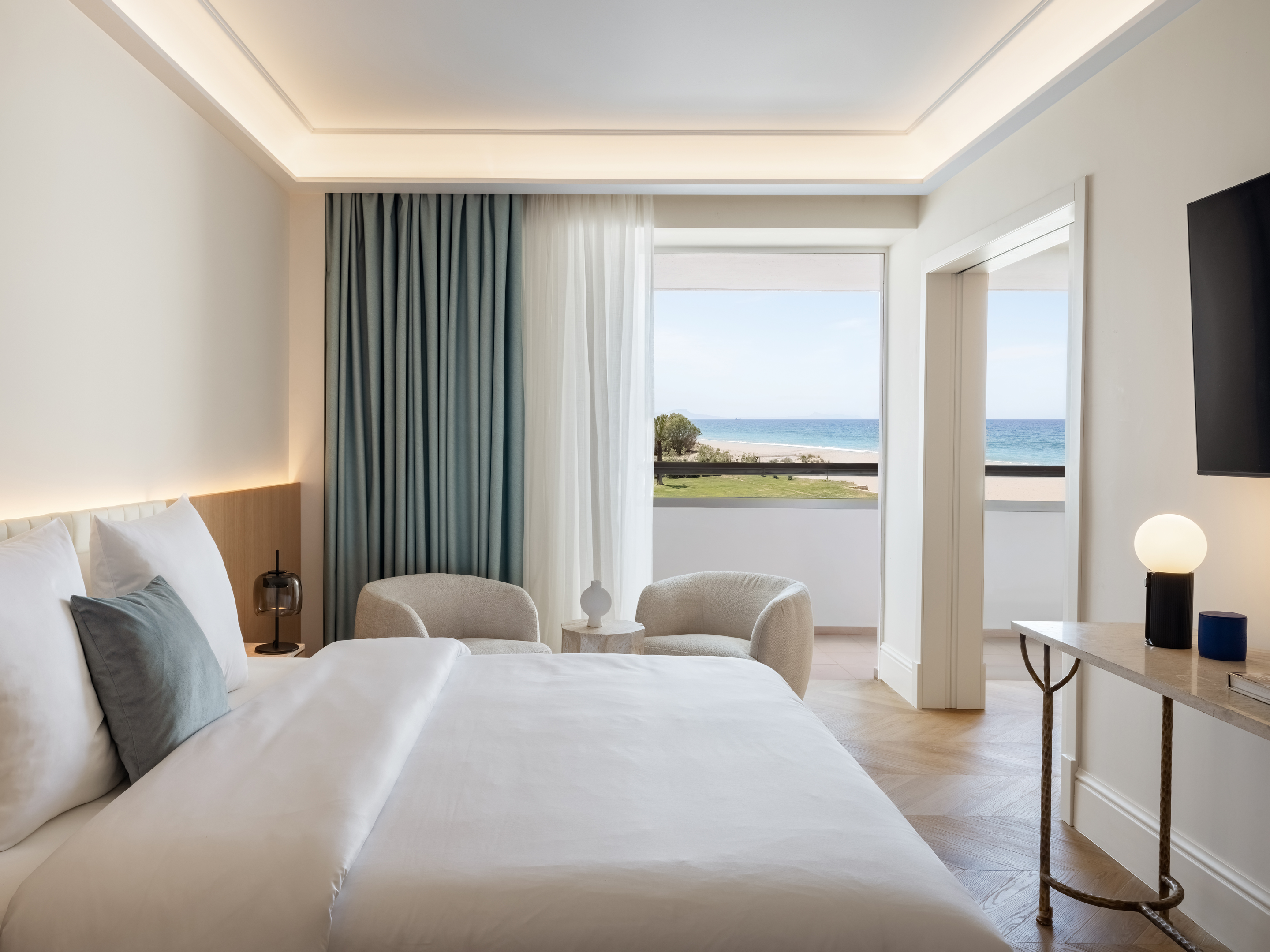 Family Room Grand with Views