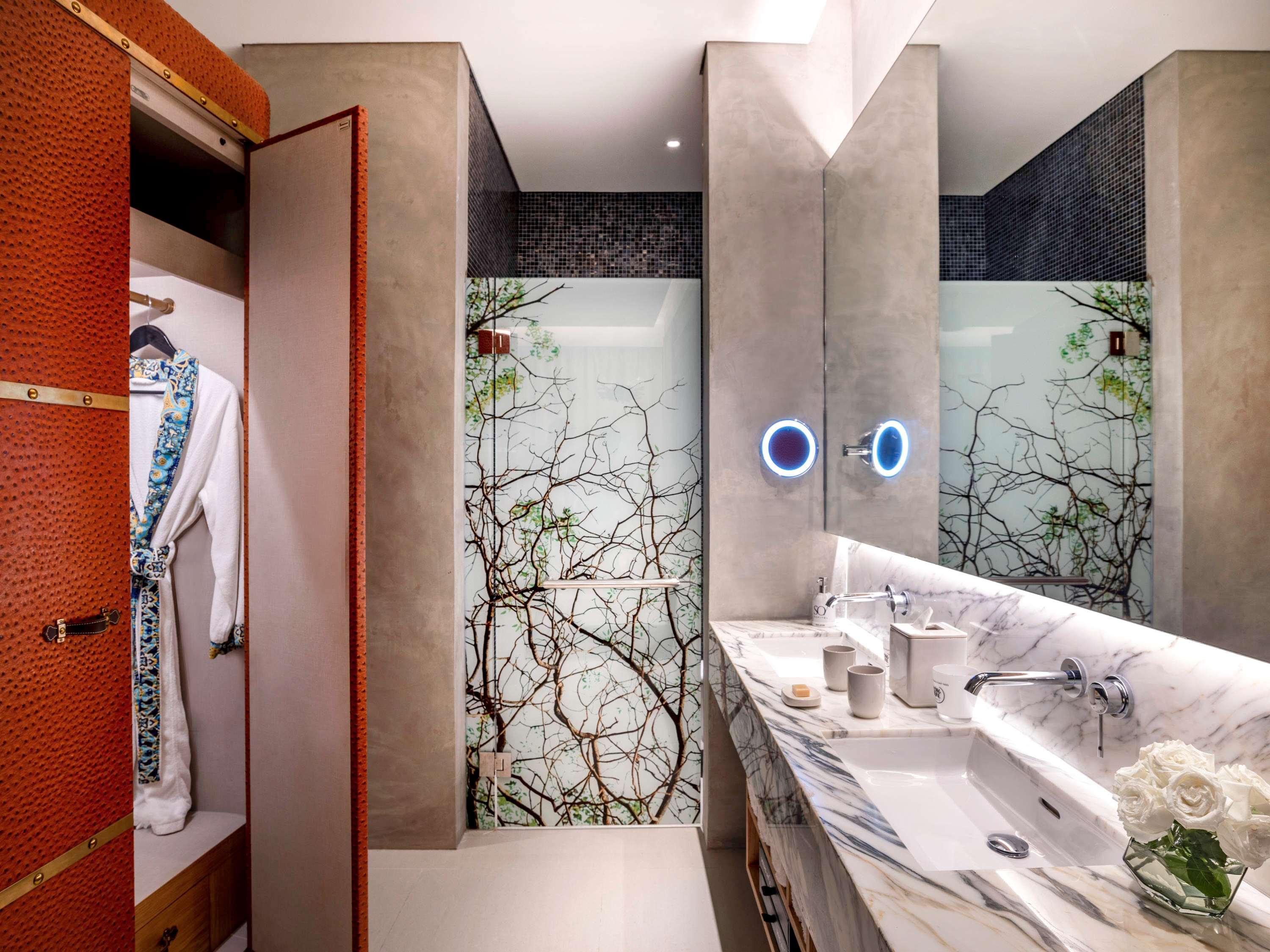 Studio Pool View King Bed