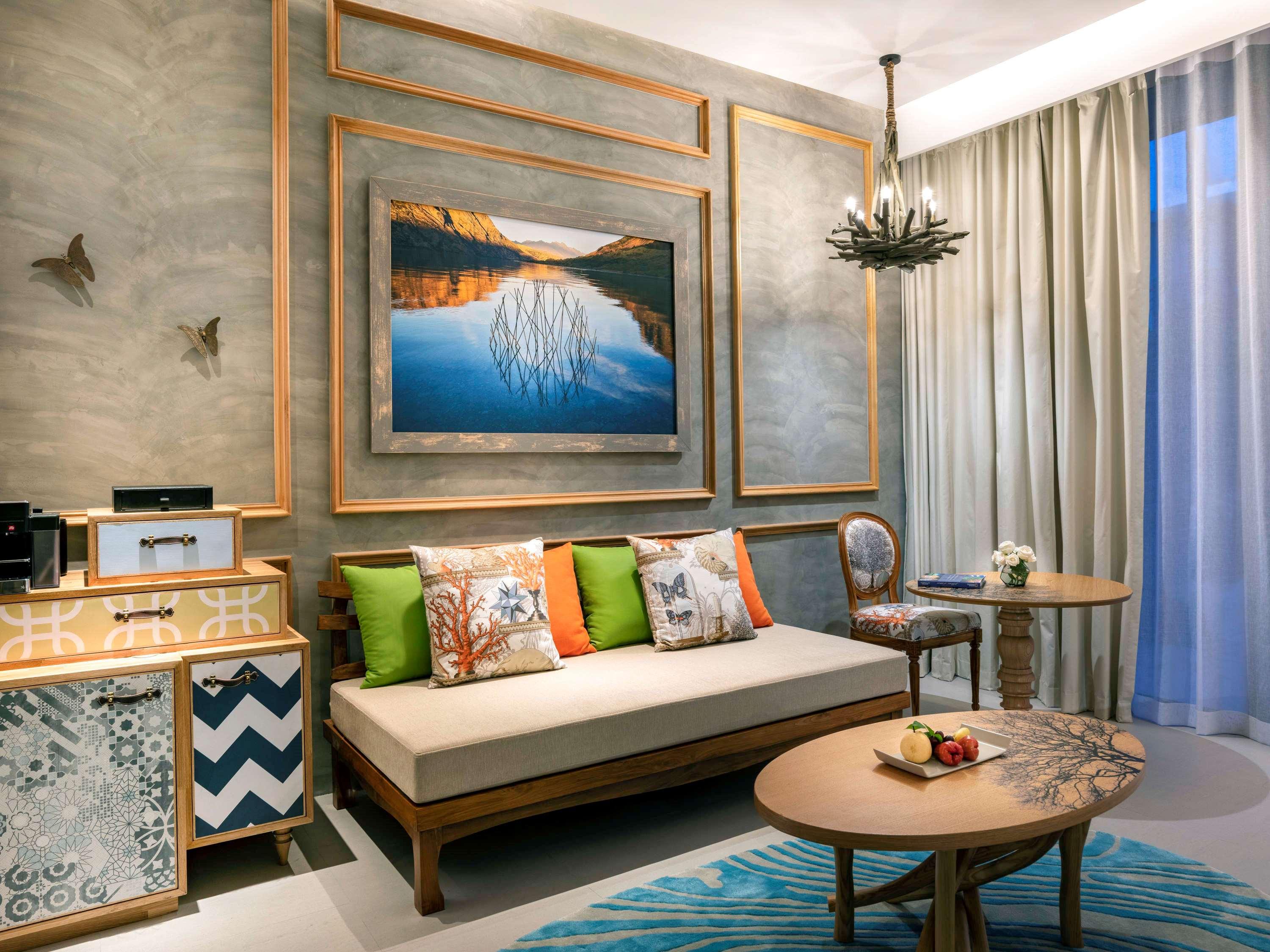 Studio Pool View King Bed