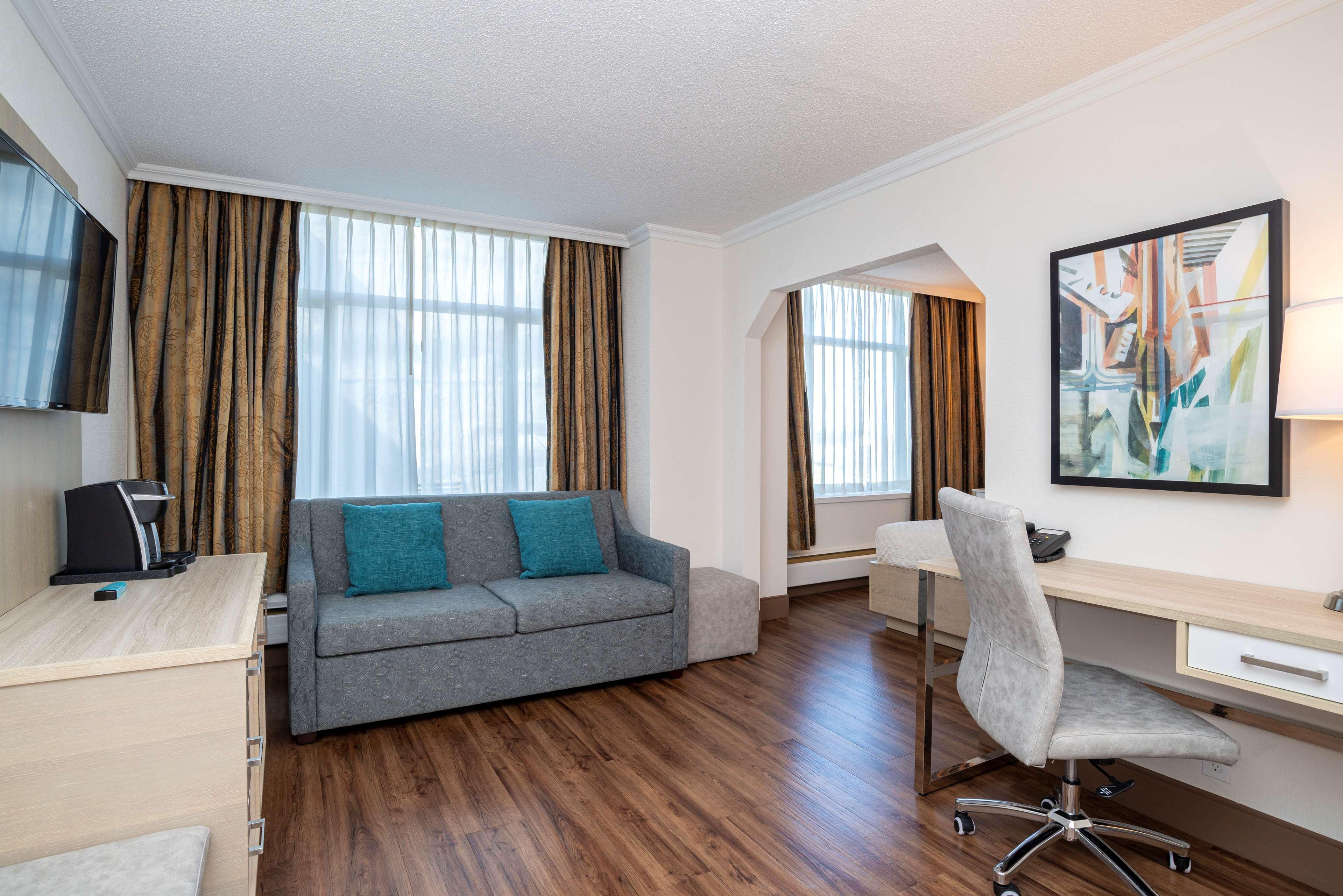 Junior Suite Queen Size Bed