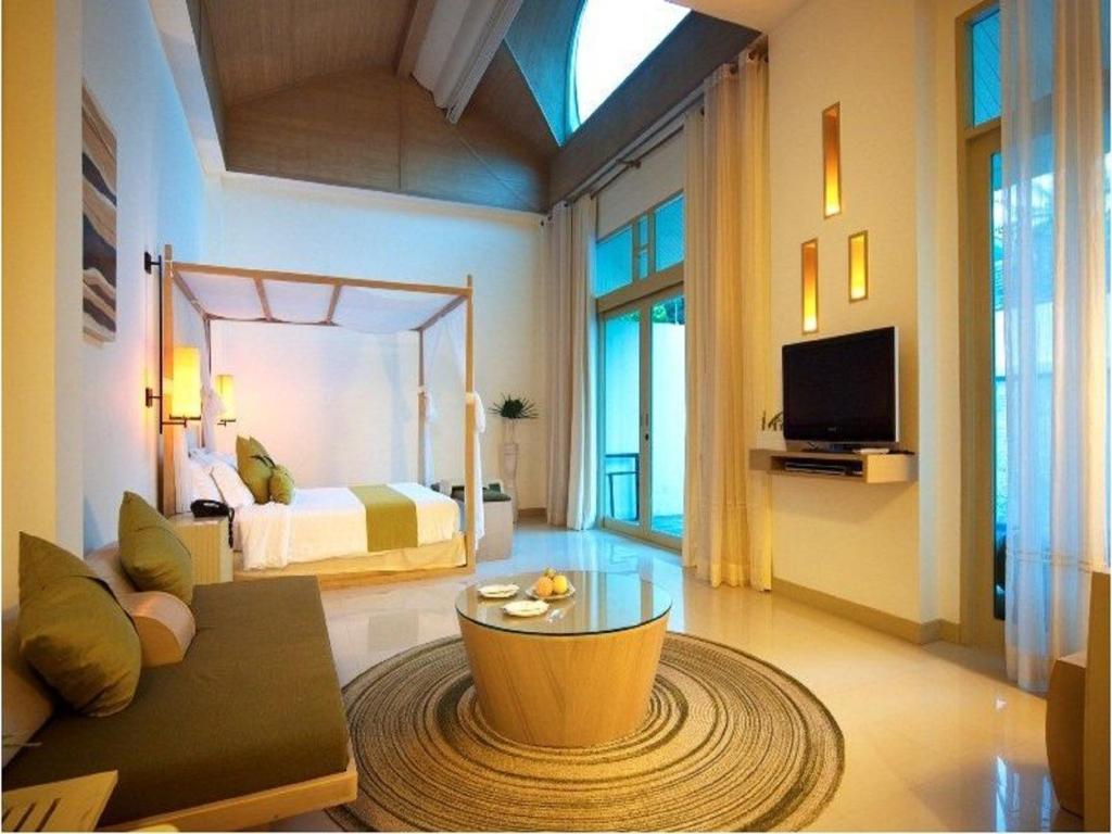 Villa Pool View King Bed