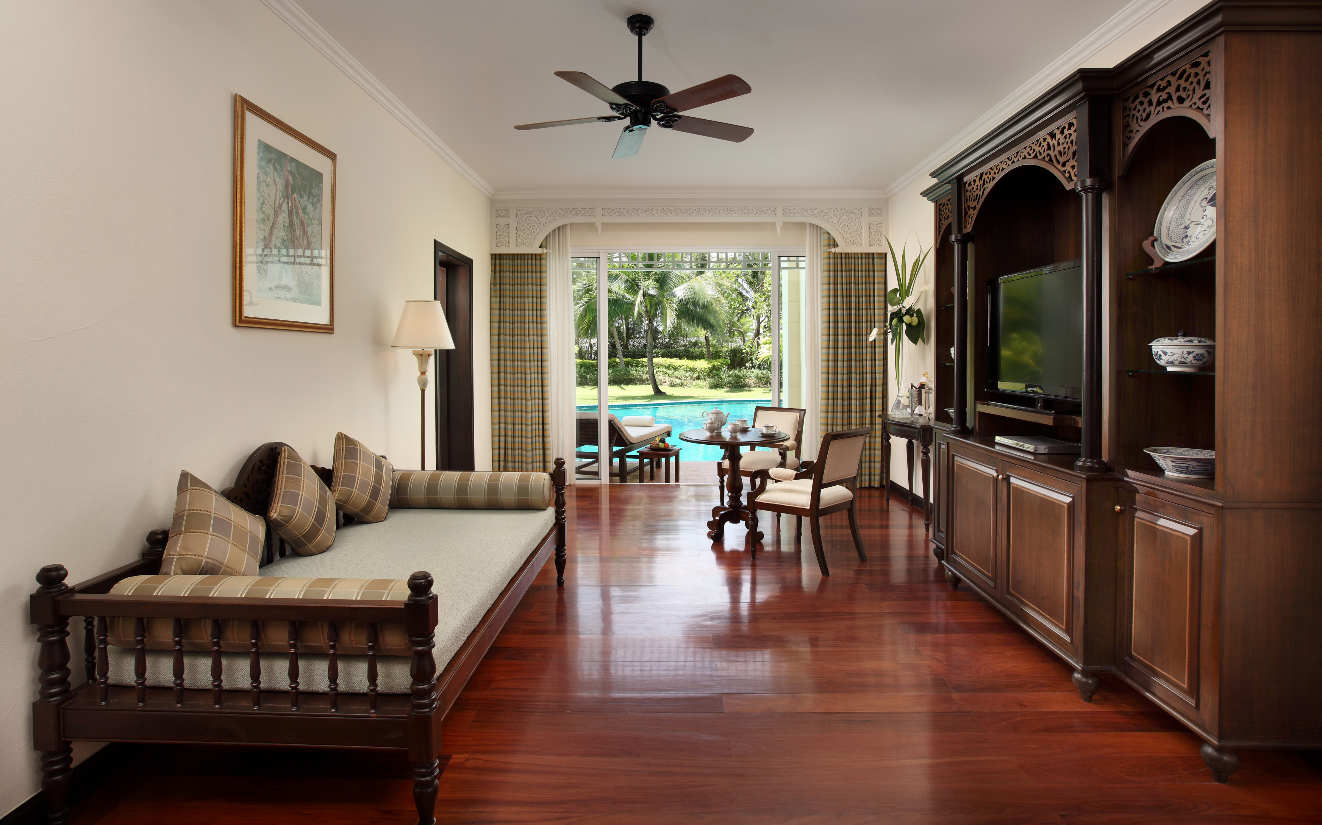 Suite Pool View King Bed