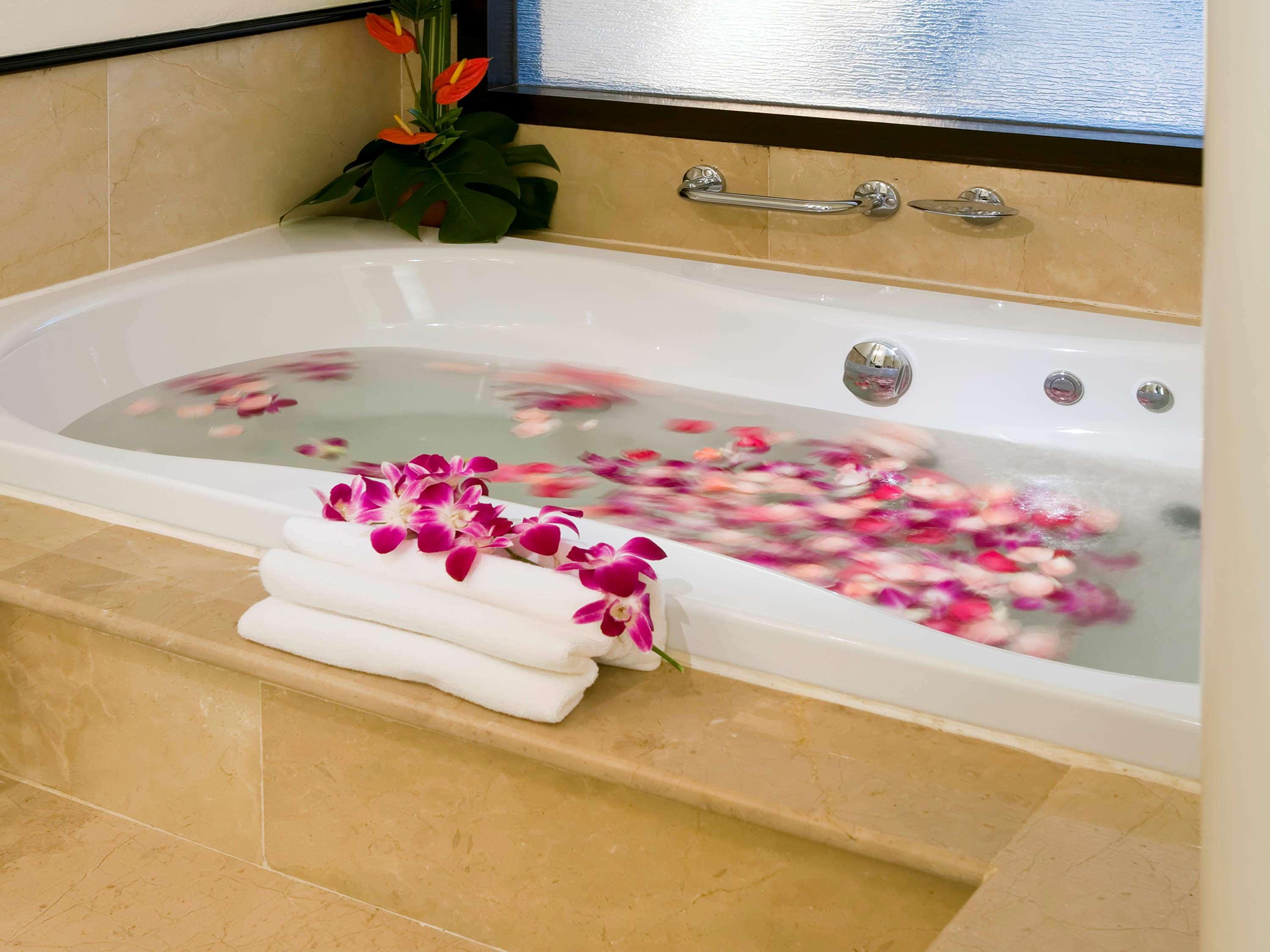 Suite Pool View King Bed