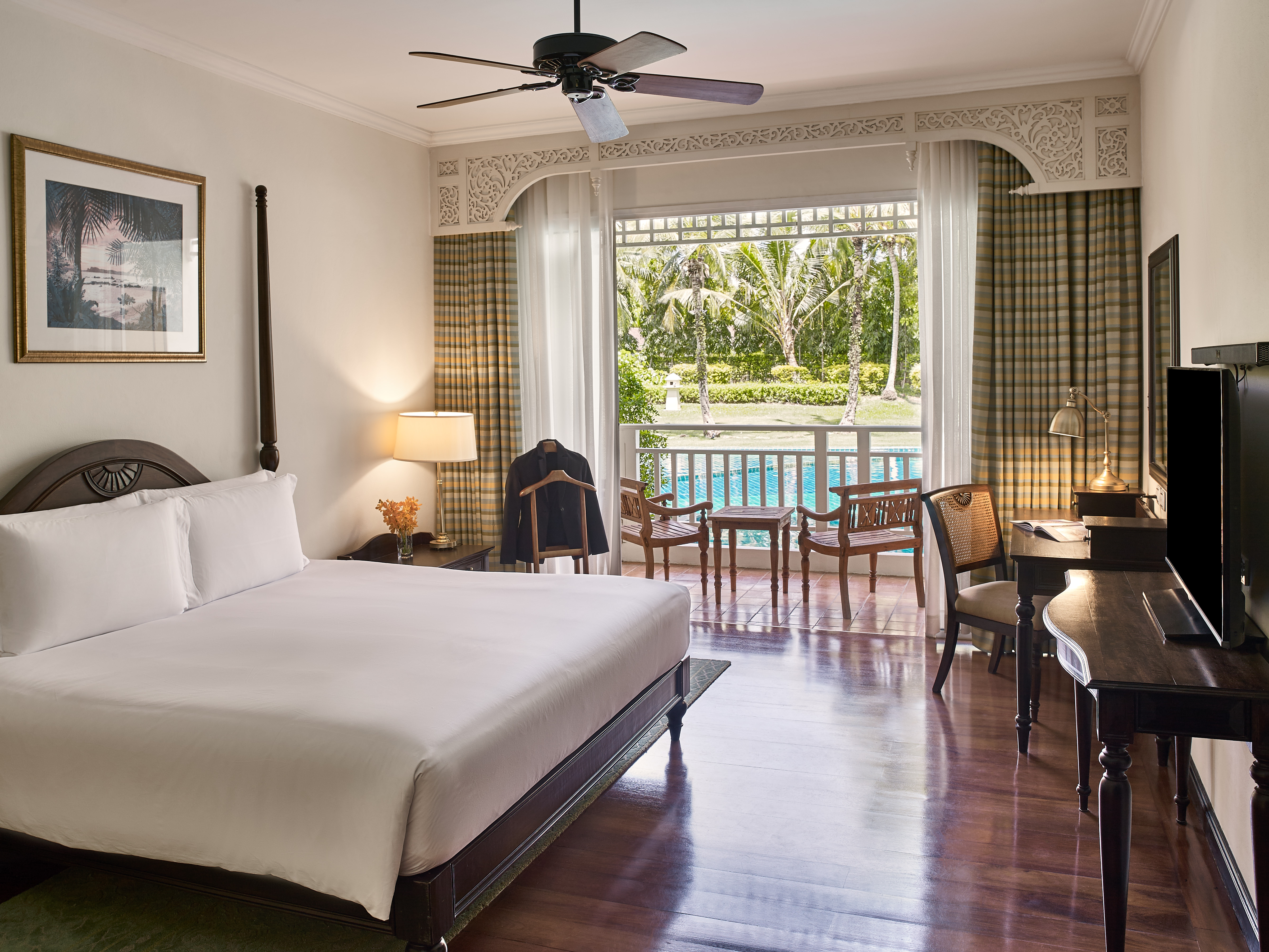 Suite Pool View King Bed